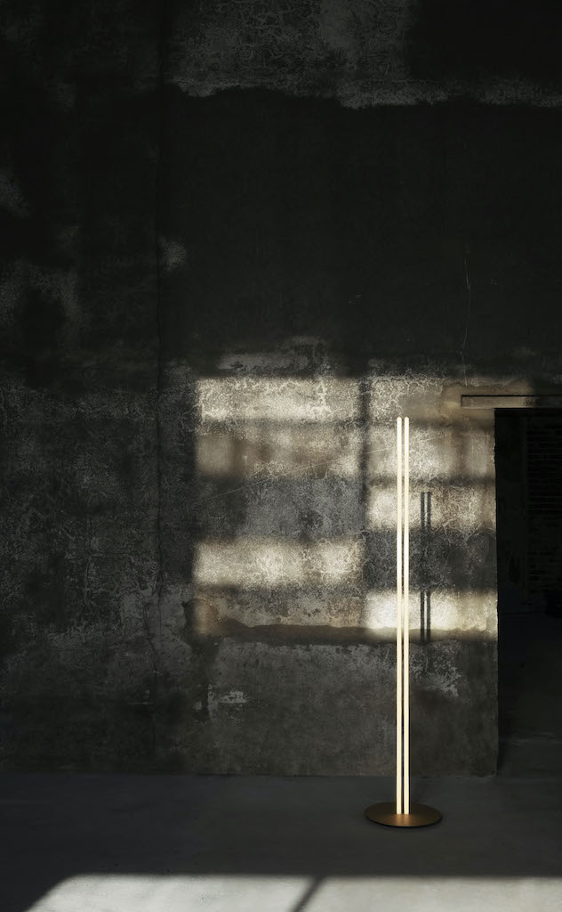 Minimalistische Coordinates LED Stehleuchte von Flos vor einer Betonwand mit Schatten. Moderne Bodenleuchte.