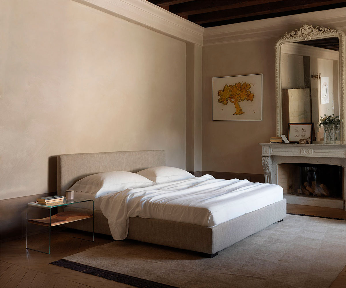 Schlafzimmer mit Bifronte Nachttisch von Casamania Horm in Natur/Weiß, moderner Nachttisch mit Glas und Holz.