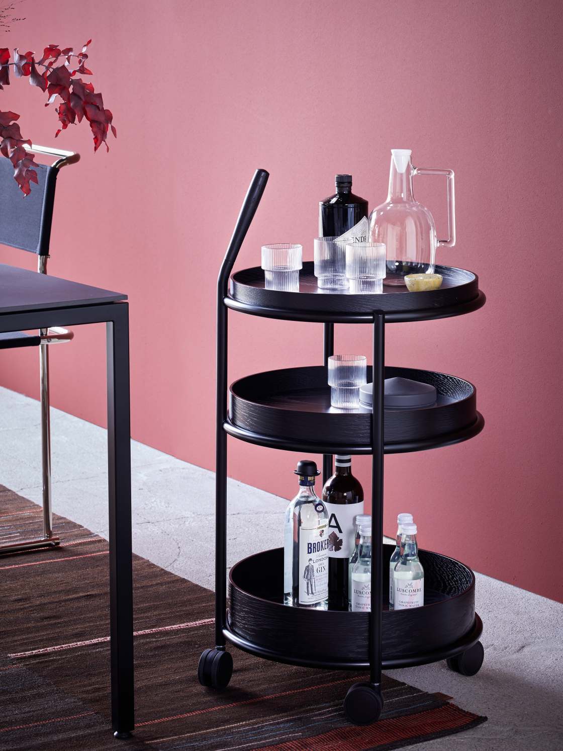 K6 Servierwagen von Tecta: Schwarzer Barwagen aus Stahlrohr mit drei Ebenen aus Nussbaumholz.