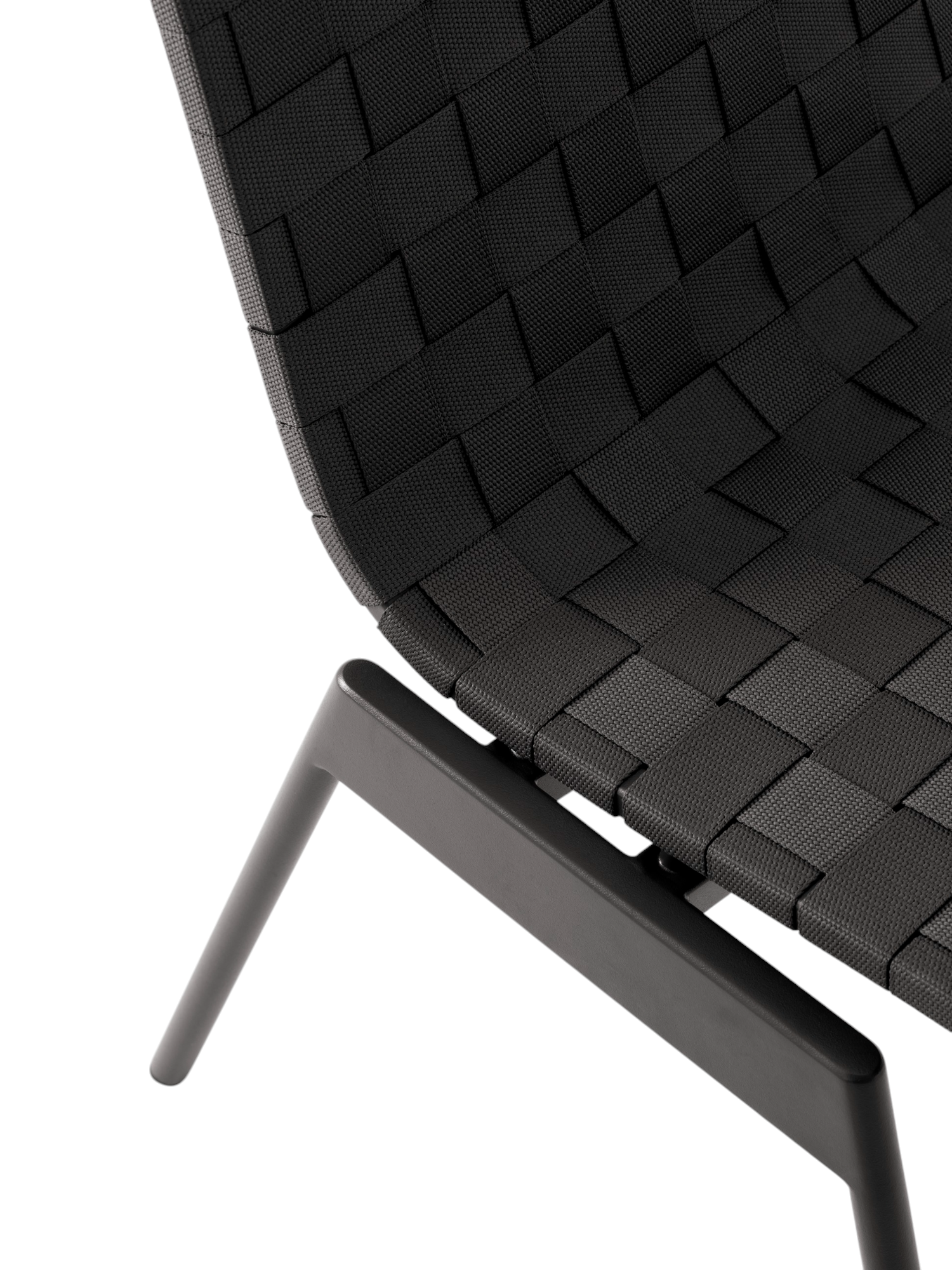 Detailaufnahme des schwarzen AndTradition Ville AV33 Outdoor Stuhls mit geflochtener Sitzfläche und filigranem Metallgestell.