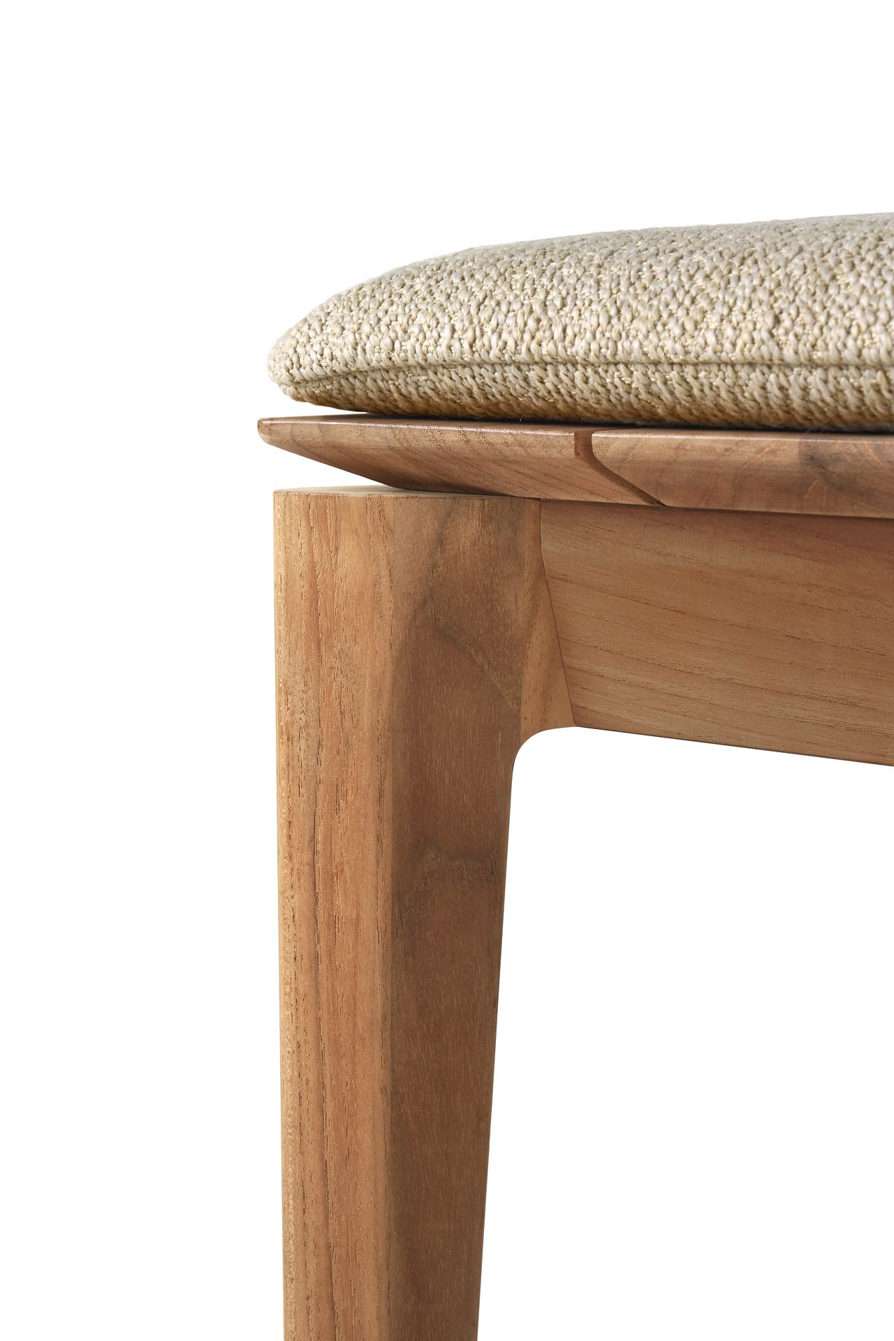 Detailaufnahme der Bok Outdoor Bank aus Teakholz mit beigem Sitzkissen. Gartenbank für den Außenbereich.