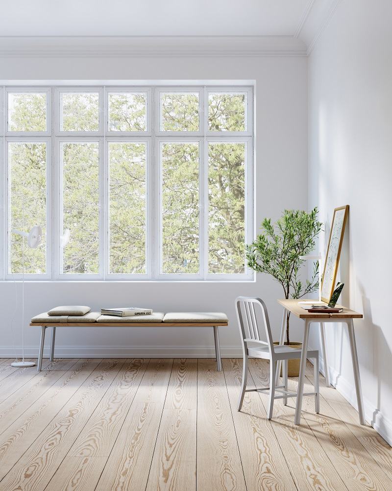 Run Bench 3-Sitzer Bank aus Aluminium und Walnuss vor Fenster in hellem Raum.