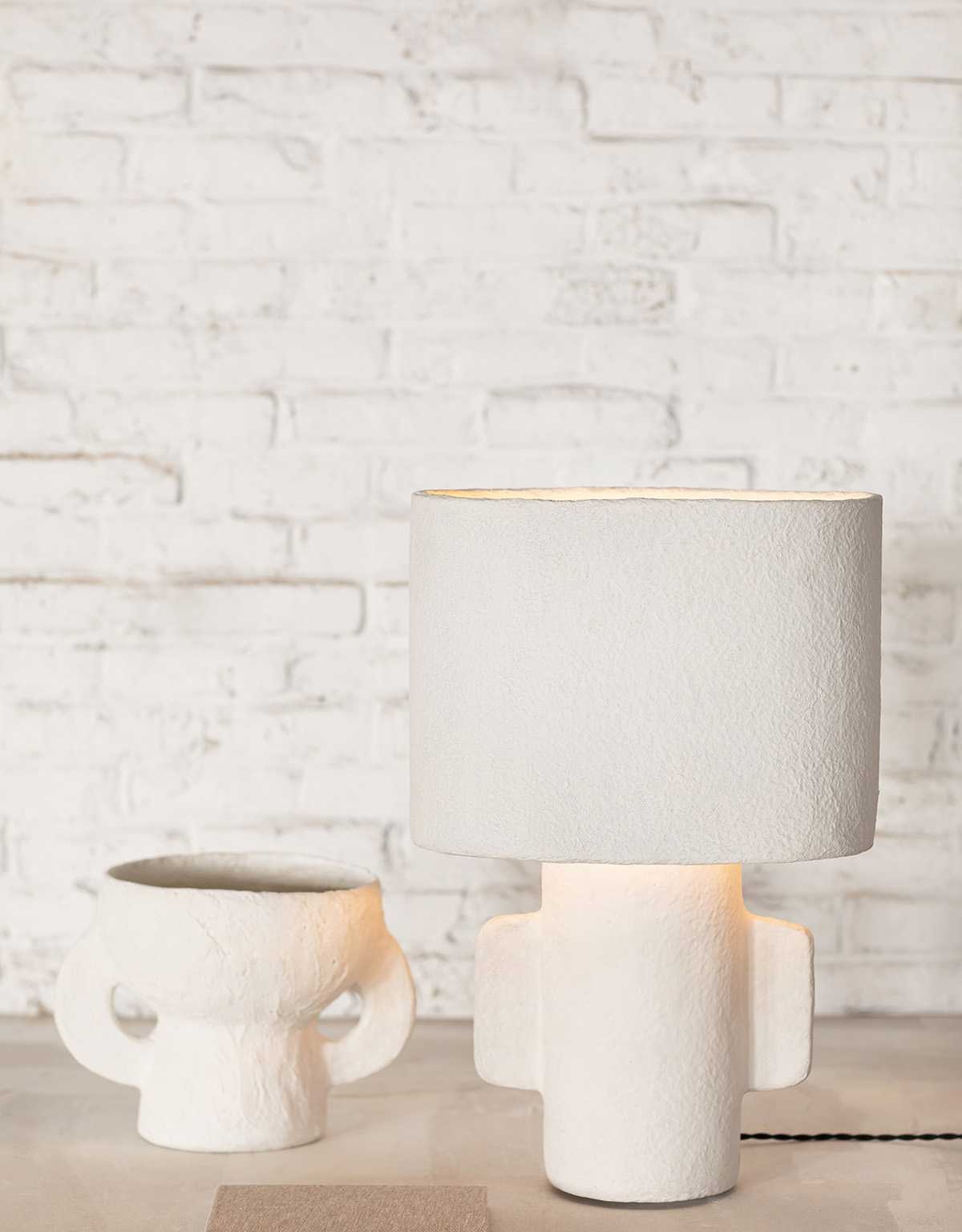 Weiße Earth Vase von Serax neben einer passenden Lampe, minimalistische Keramik-Vase für moderne Dekoration.