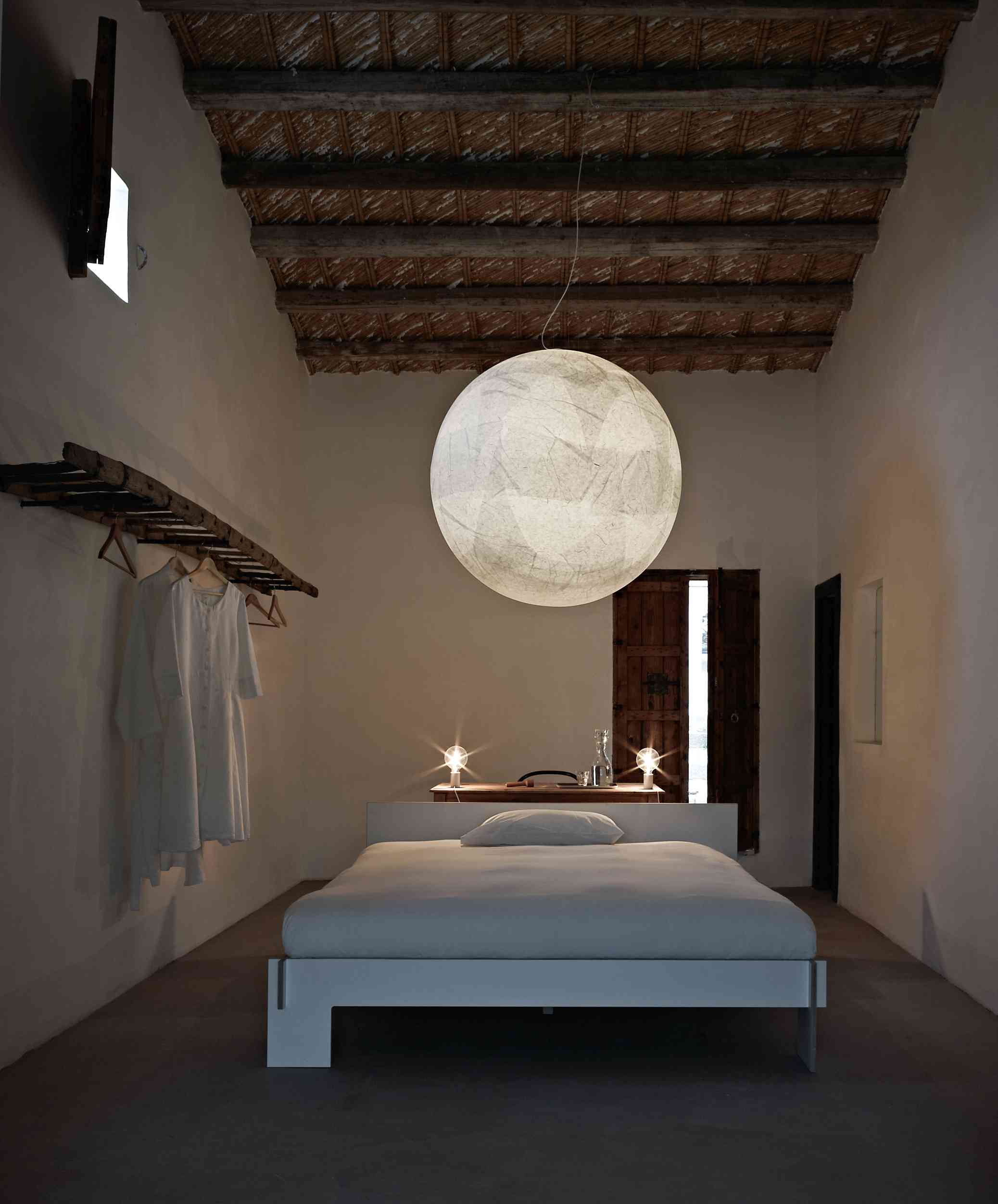 Weisses Siebenschläfer Bett mit Kopfteil von Moormann, Grösse 160 cm, im minimalistischen Schlafzimmer.