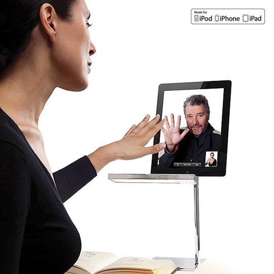 D´E-light Tischleuchte von Flos: Moderne LED-Tischlampe mit integriertem Ladeanschluss für Apple Geräte.