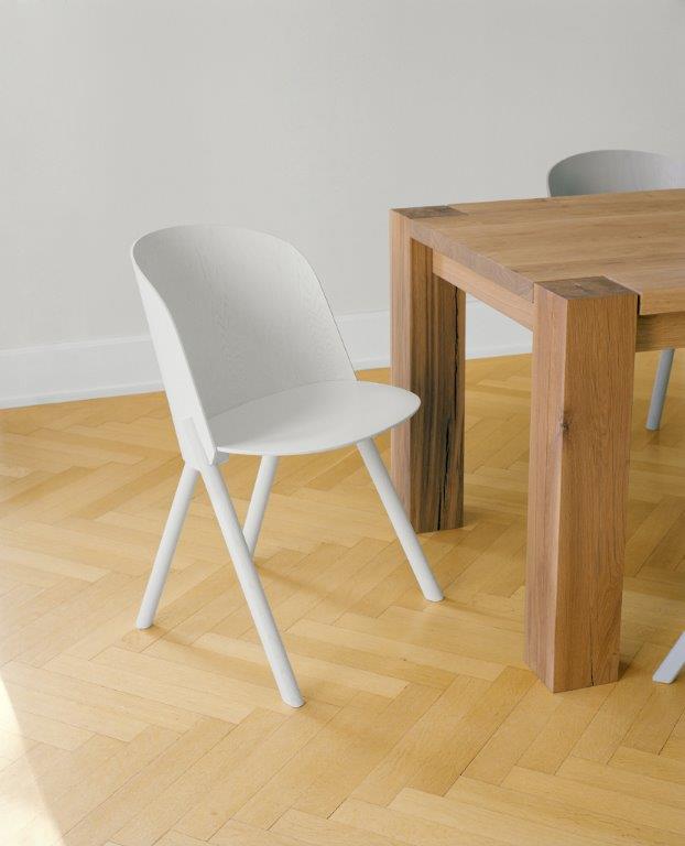 Weißer CH05 This Stuhl von e15 aus Holz, minimalistisches Design für Esszimmer und Wohnbereich.