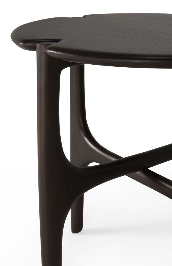 Detailaufnahme: Dunkelbrauner PI Beistelltisch von Ethnicraft aus Mahagoni, lackiert, modernes Design.