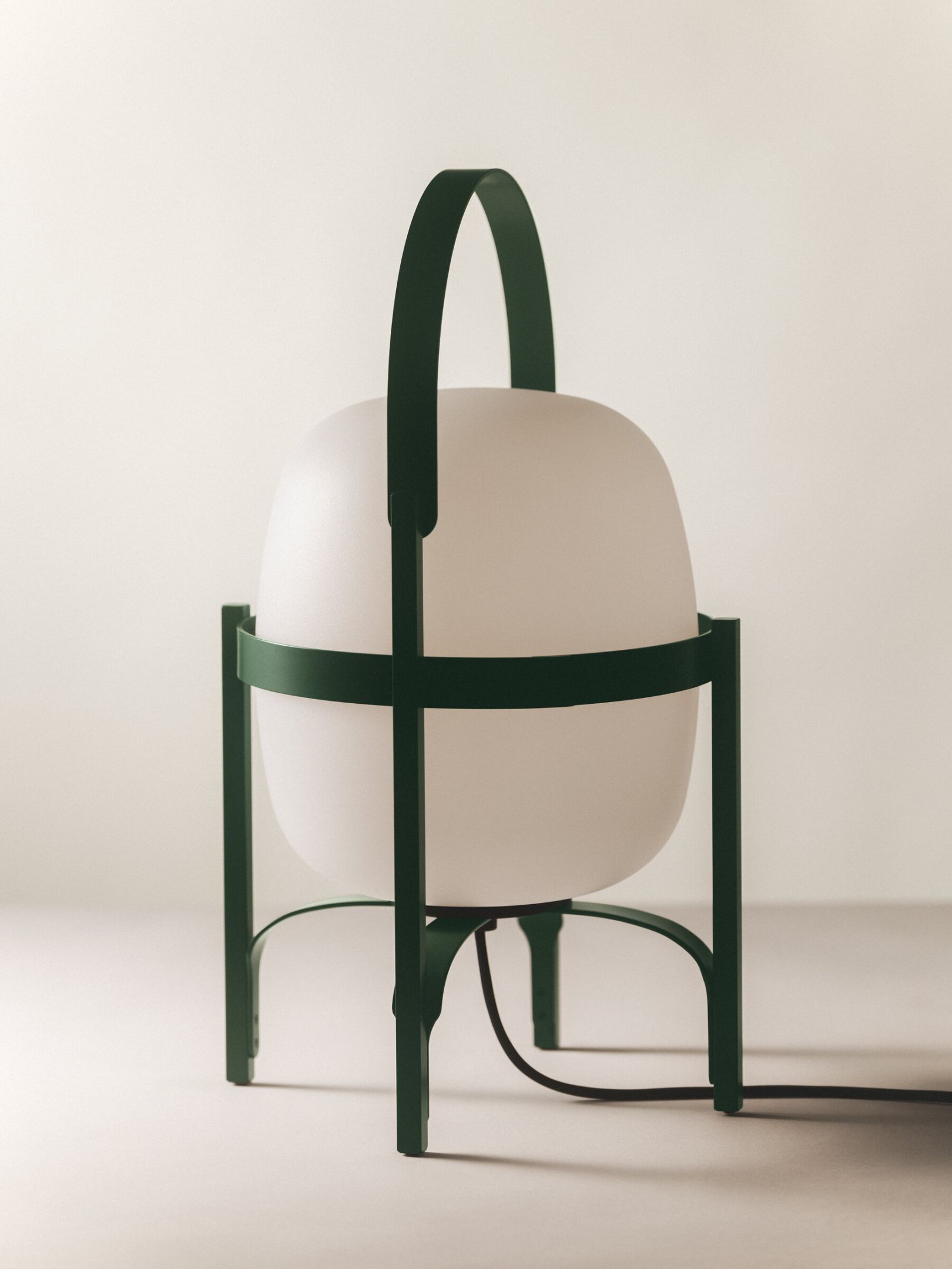 Cesta Outdoor Tischleuchte von Santa & Cole in English Green mit weißem Diffusor.