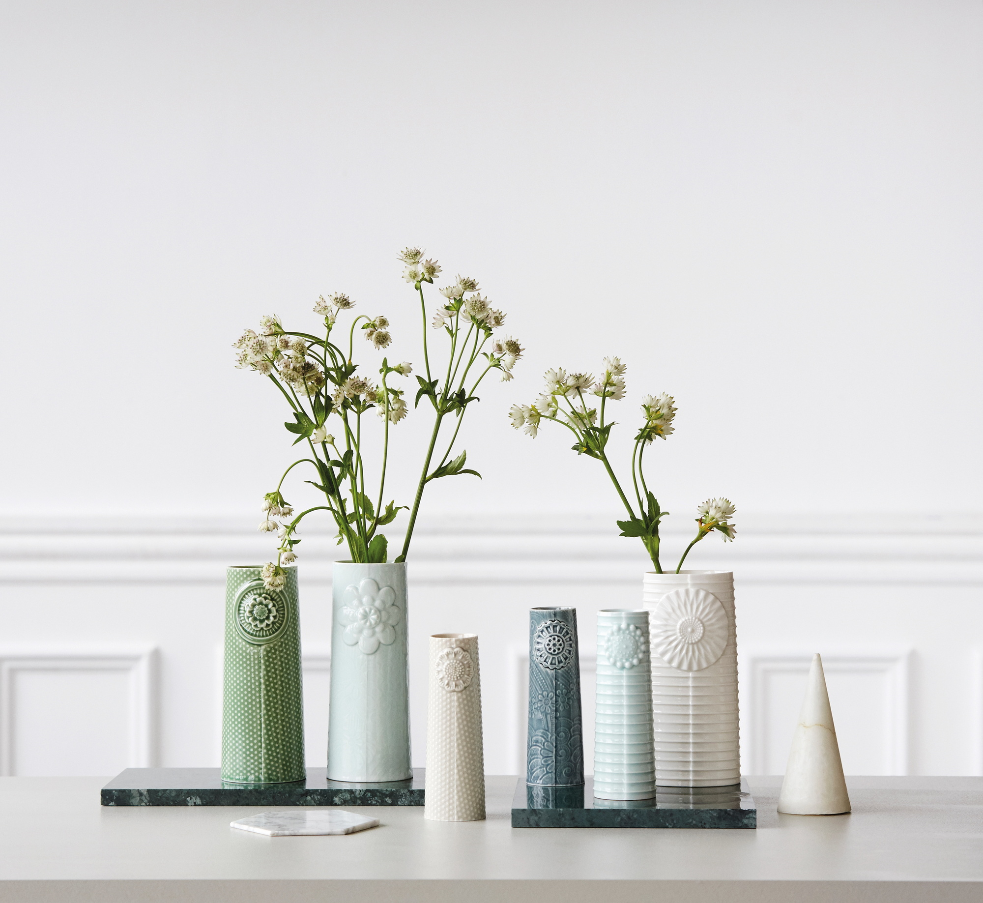 Pipanella Vase klein von Dottir: Dekorative Blumenvase in verschiedenen Farben und mit Blumenmuster.