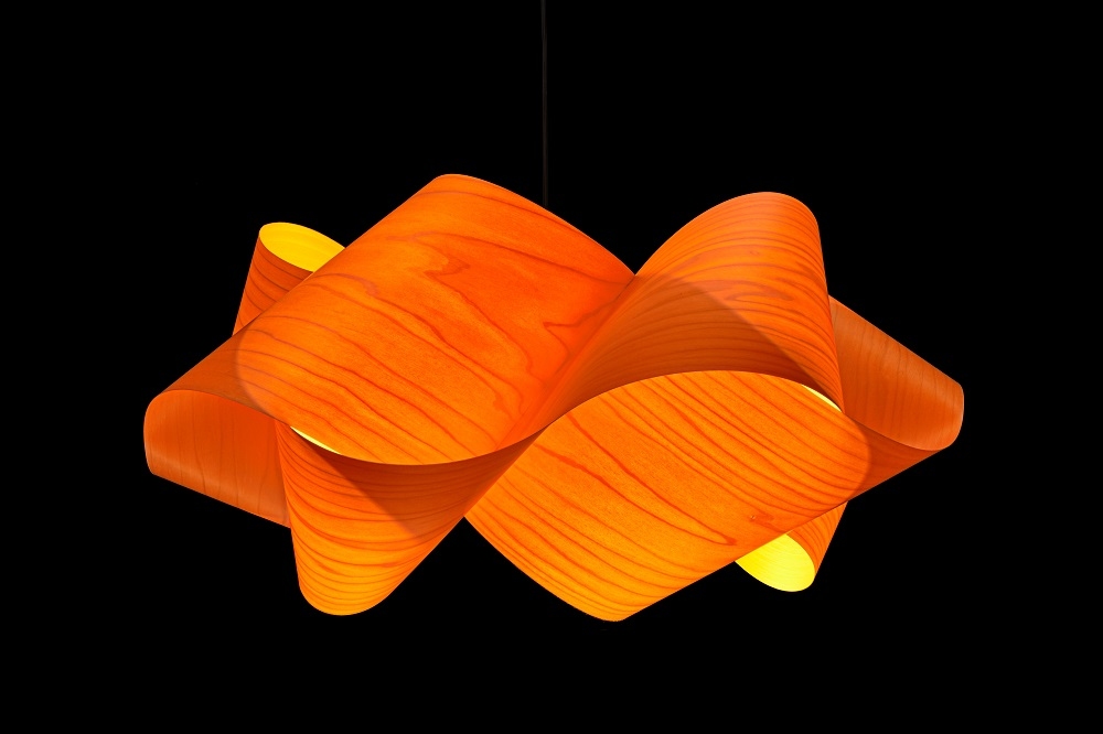 Orangefarbene Swirl Pendelleuchte von LZF Lamps, modernes Design für Wohnzimmer und Esszimmer.