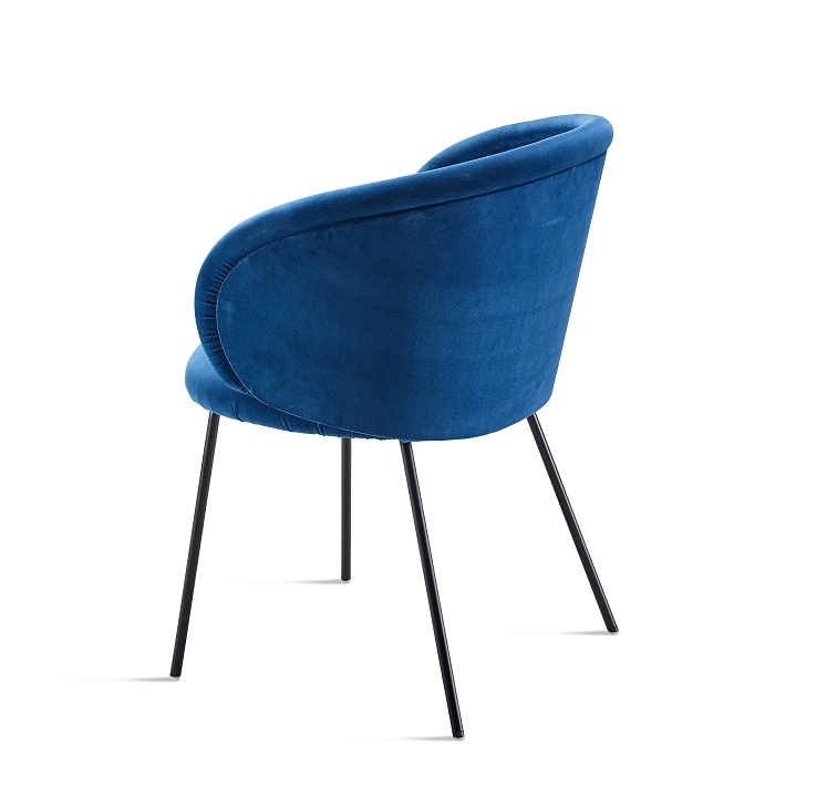 Blauer Ona Armlehnstuhl von Freifrau Manufaktur, moderner Sessel mit schwarzen Metallbeinen.