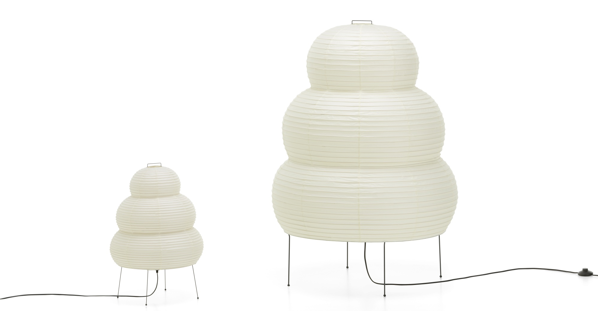Akari Tischleuchte 24N von Vitra: Zwei Papierleuchten in unterschiedlichen Größen auf filigranen Metallfüßen.