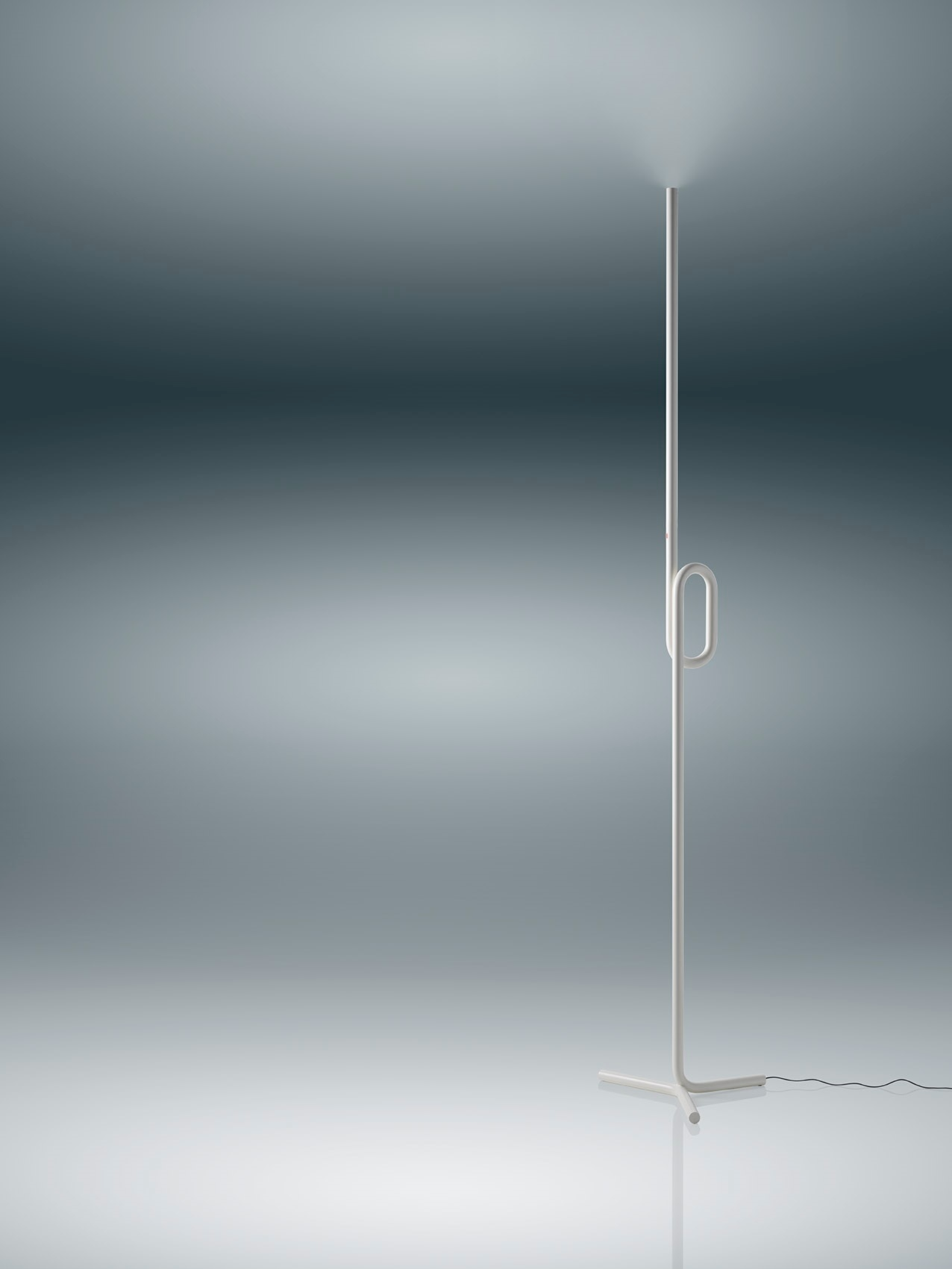 Minimalistische Tobia LED Stehleuchte von Foscarini in Weiß, modernes Design für Wohnzimmer und Büro.