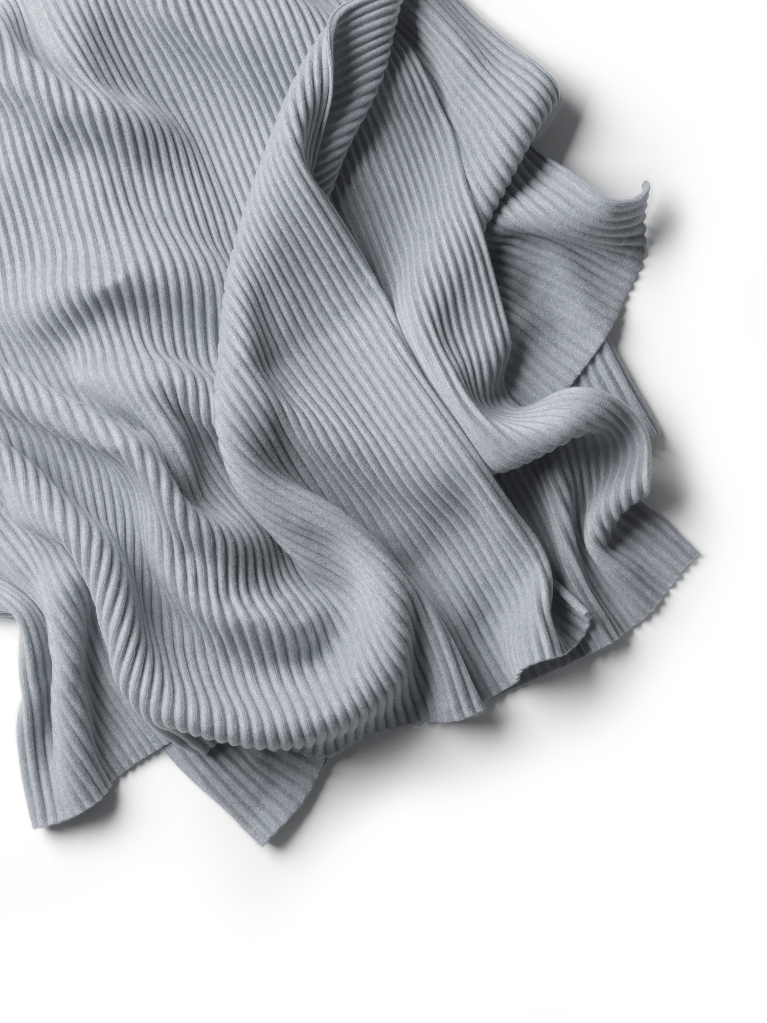 Hellgraue Pleece Throw Decke von Design House Stockholm, weiche Textur und feine Rippenstruktur.