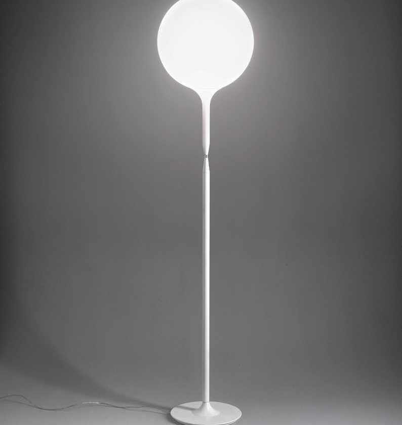 Castore Terra Stehleuchte von Artemide: Moderne Stehlampe mit rundem, leuchtendem Lampenschirm und weißem Fuß.