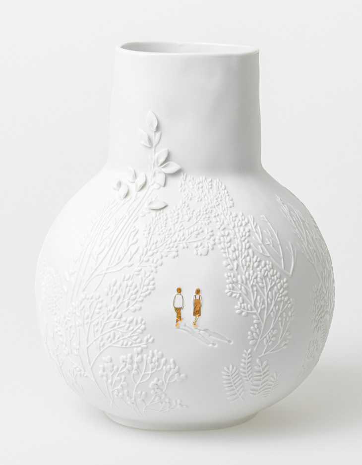 Weiße BG dankbar Vase mit Parkspaziergang-Motiv, geprägten Bäumen und goldenen Figuren. Dekorative Blumenvase für stilvolles Wohnen.