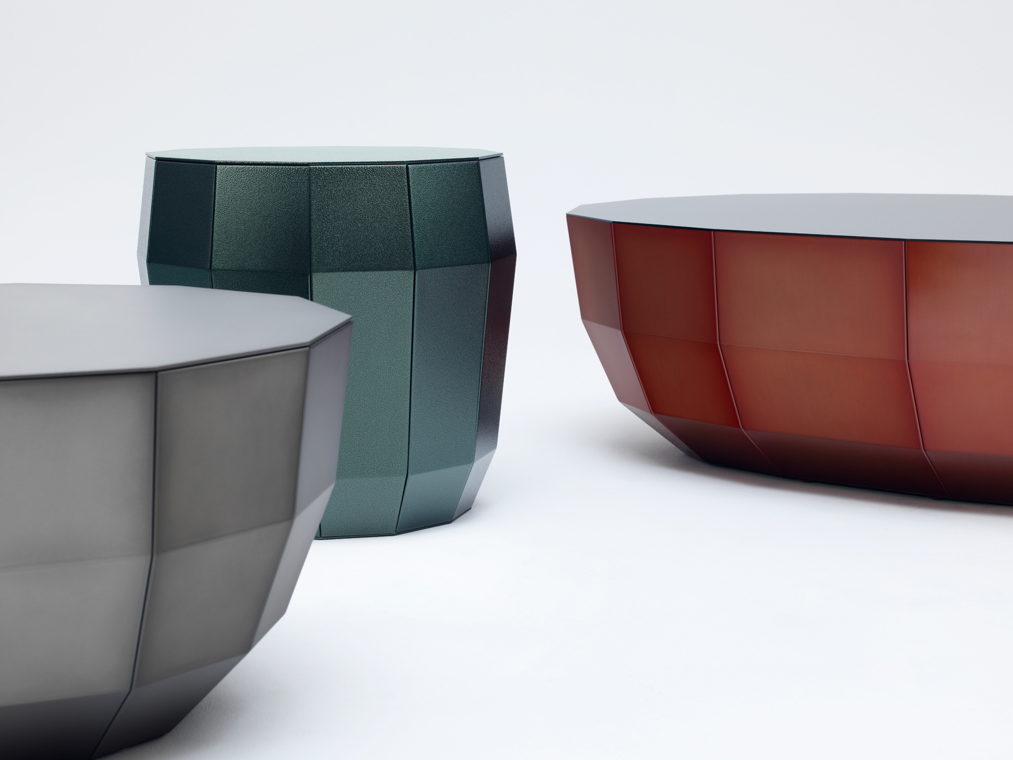 Drei MO 08 Couchtische von Müller Möbelfabrikation in rauchgrau, grün und rot. Design Couchtisch.