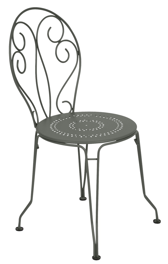 Grauer Montmartre Stuhl von Fermob für den Außenbereich mit filigranem, geschwungenem Design und runder Sitzfläche.