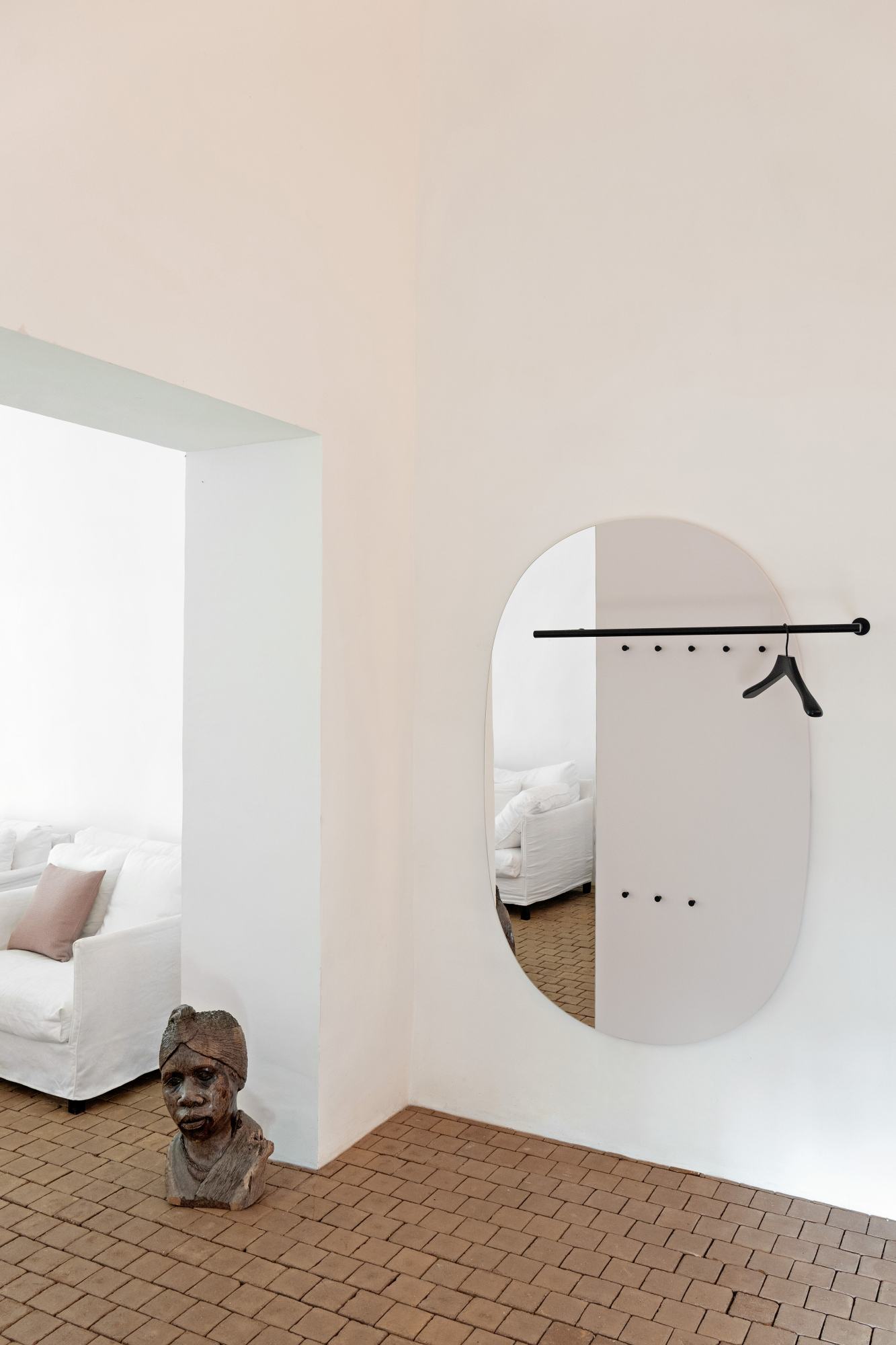 Schönbuch Mask Paneelgarderobe S B 95: Ovale Wandgarderobe mit Spiegel, Kleiderstange und Haken in Weiß.