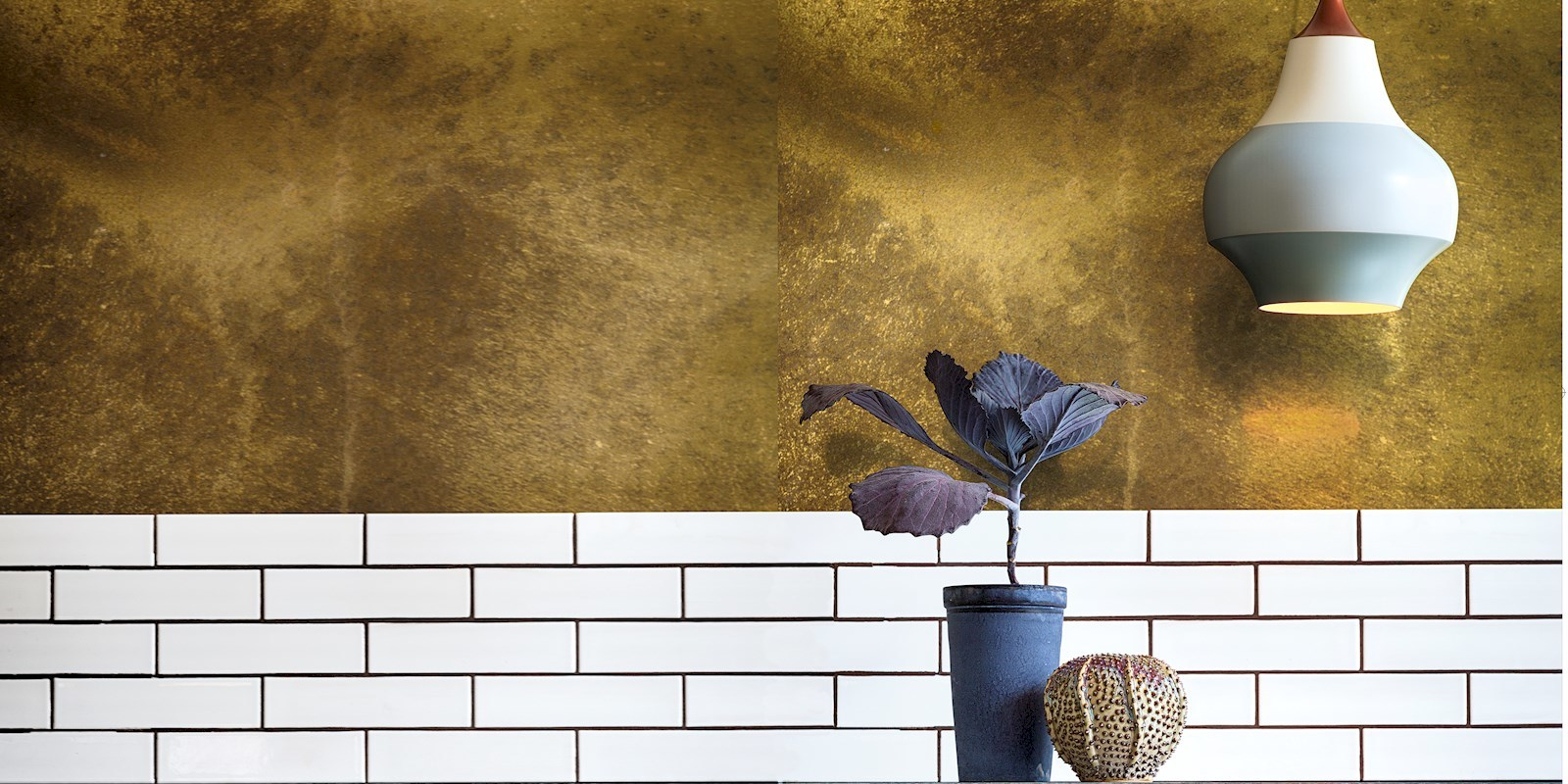 Moderne Cirque Pendelleuchte von Louis Poulsen in Grau, Weiß und Braun über Küchentisch.