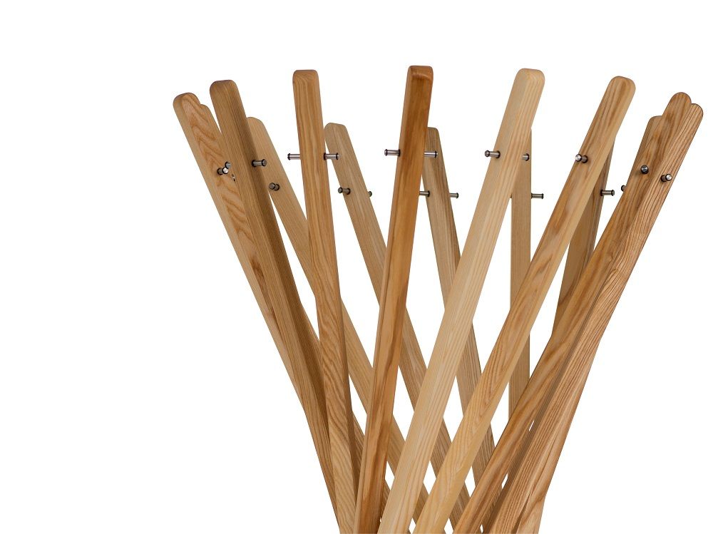 Detailaufnahme des Mrs. Marilyn Garderobenständers von Keilbach Designprodukte aus hellem Holz.