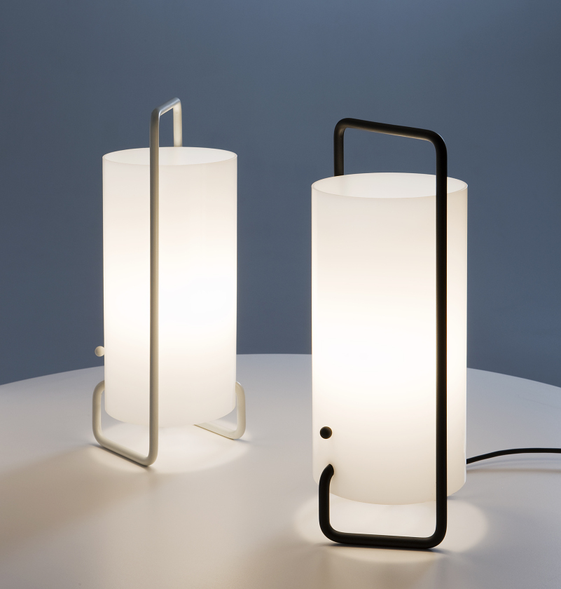 Zwei ASA Tischleuchten von Santa & Cole, moderne Nachttischlampen mit zylindrischem Schirm.