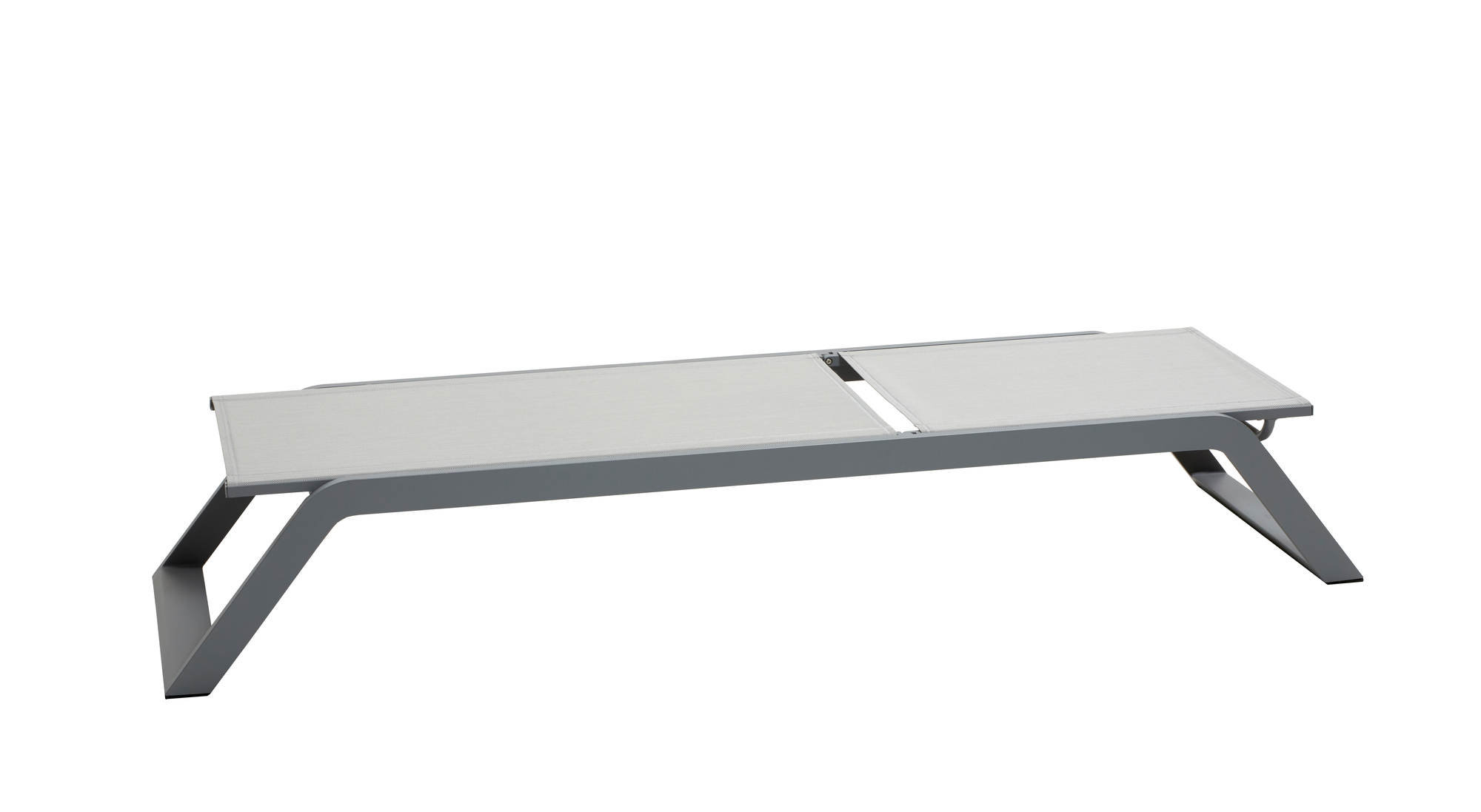 Helle Cane-Line Sonnenliege für den Garten oder die Terrasse. Outdoor Liege mit grauem Gestell.