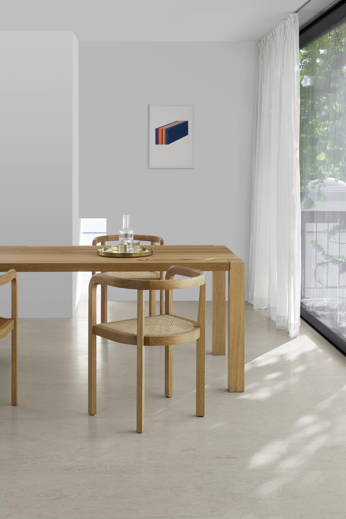 TA22 Holborn Tisch e15 aus Eiche mit Stühlen in hellem, modernem Esszimmer.