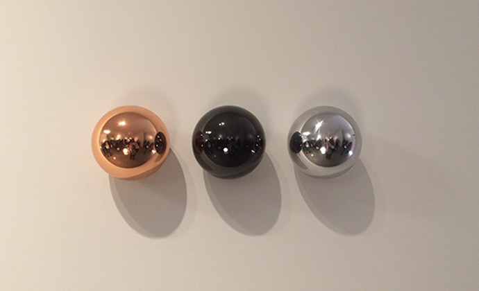 Drei Kugeln in Kupfer, Schwarz und Silber der Copycat Leuchte von Flos.