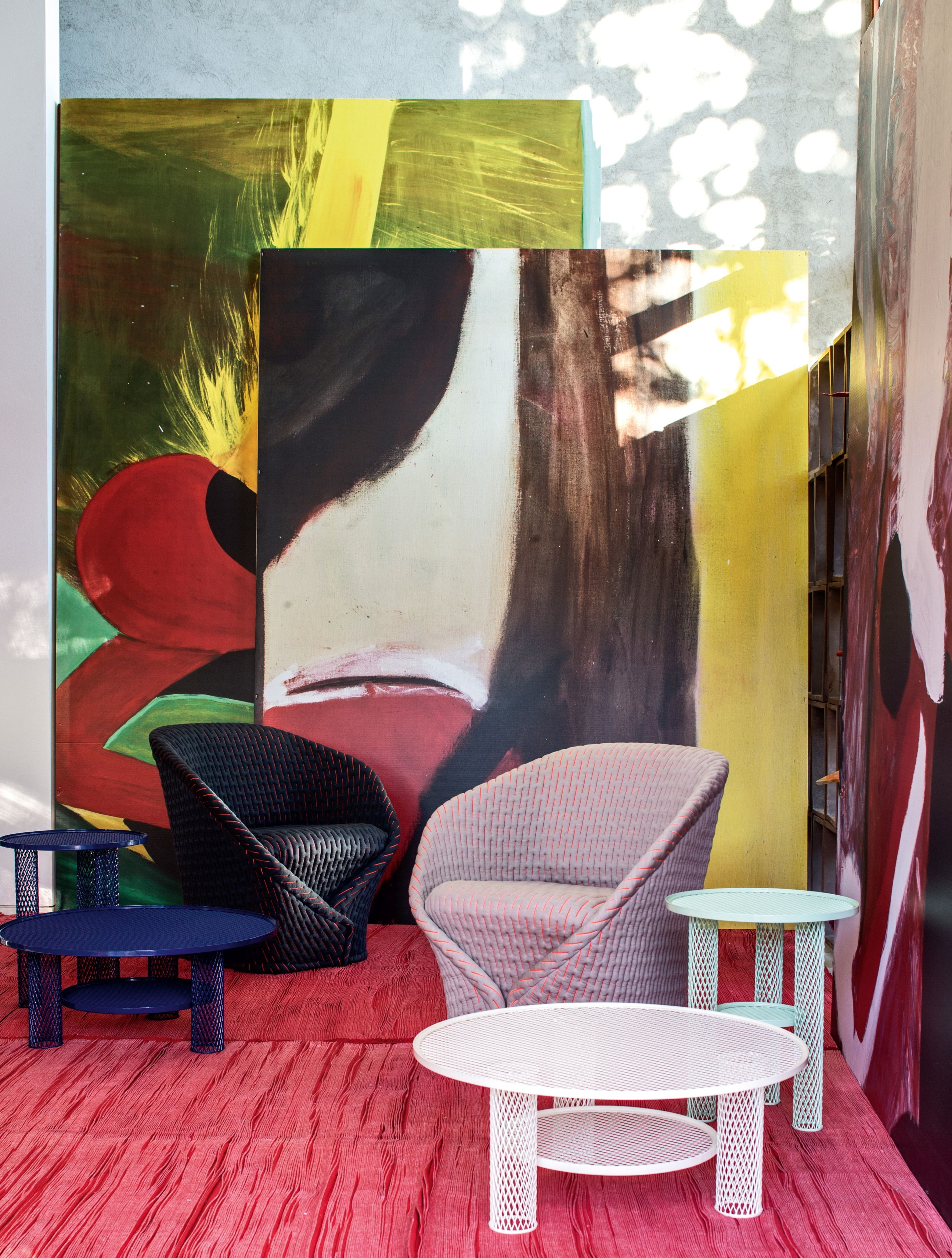 Net Beistelltisch klein in Tinte von Moroso, runder Metalltisch in blau, Teil einer Möbelkollektion.