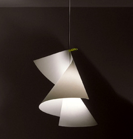 Willy Dilly Pendelleuchte von Ingo Maurer: Moderne Hängelampe mit drei weißen, spiralförmigen Reflektoren für stimmungsvolle Beleuchtung.