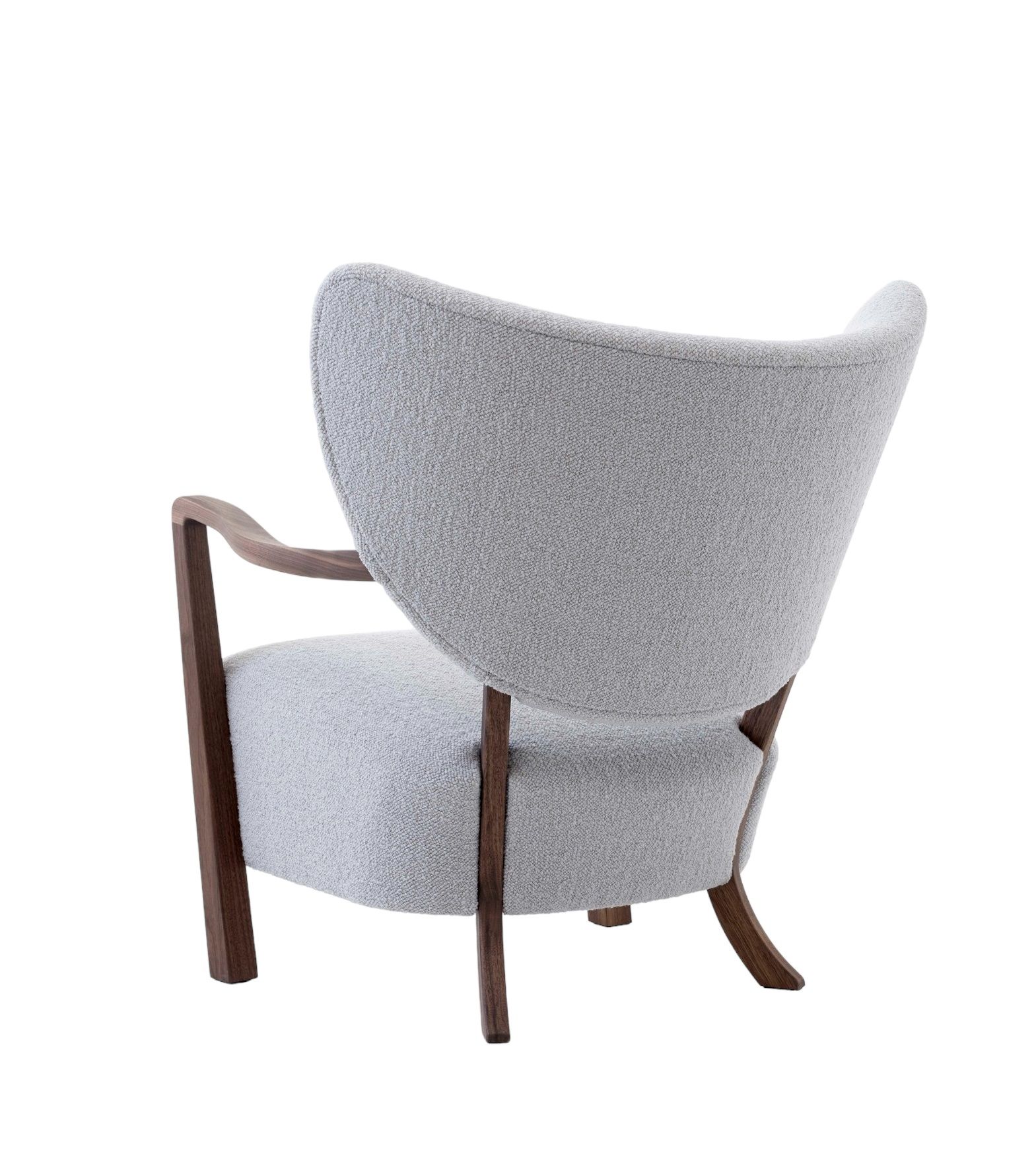 Rückansicht des Wulff Sessel von AndTradition mit grauem Stoffbezug und dunklem Holzgestell.