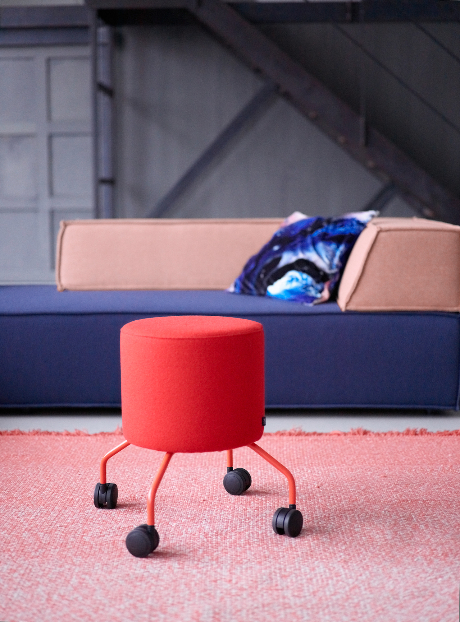 Roter Drop Hocker von Cor auf Rollen, moderner Sitzhocker für Wohnzimmer und Büro.