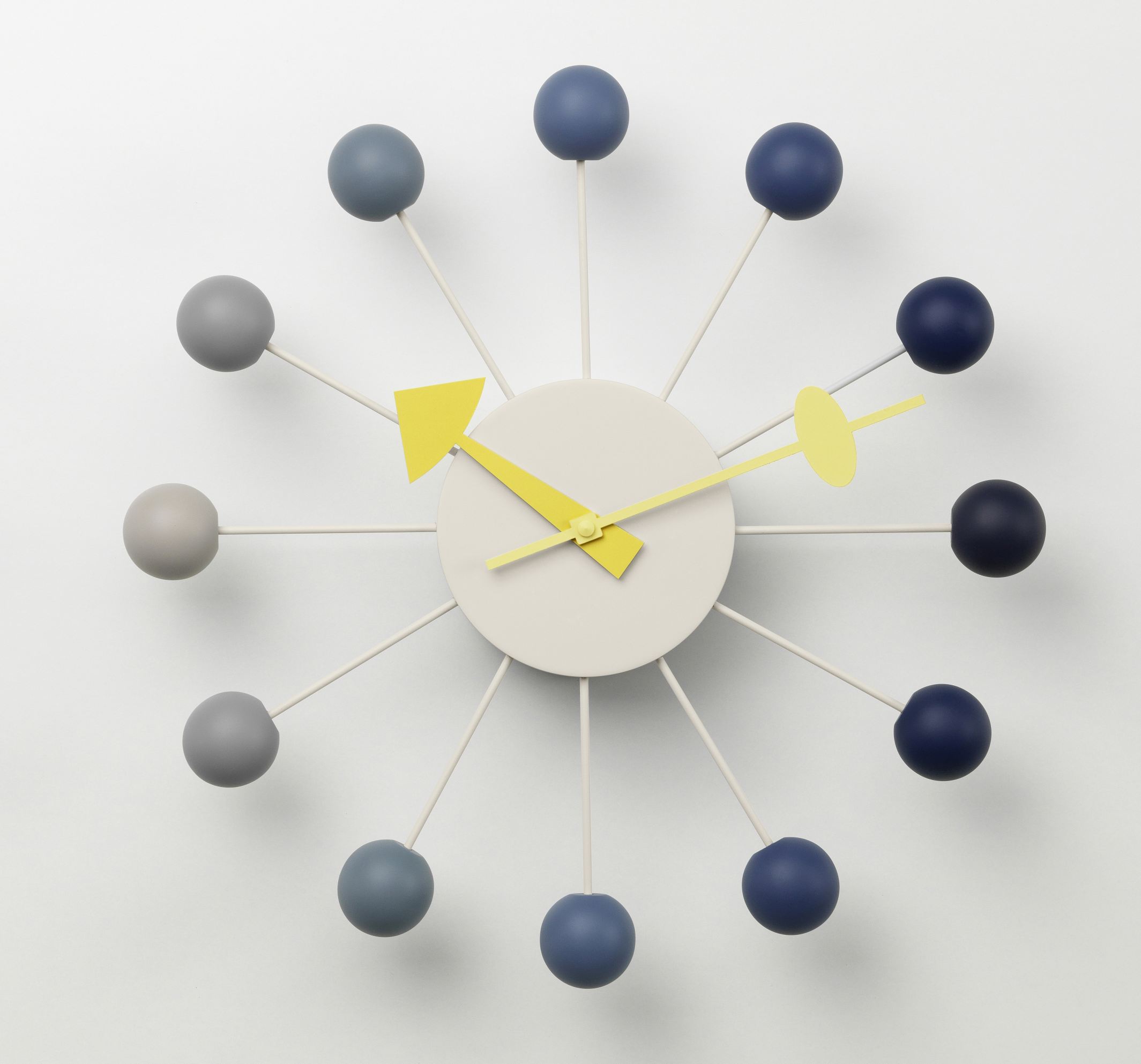 Ball Clock Wanduhr Dusk Vitra LIMITED EDITION mit bunten Kugeln und gelben Zeigern.