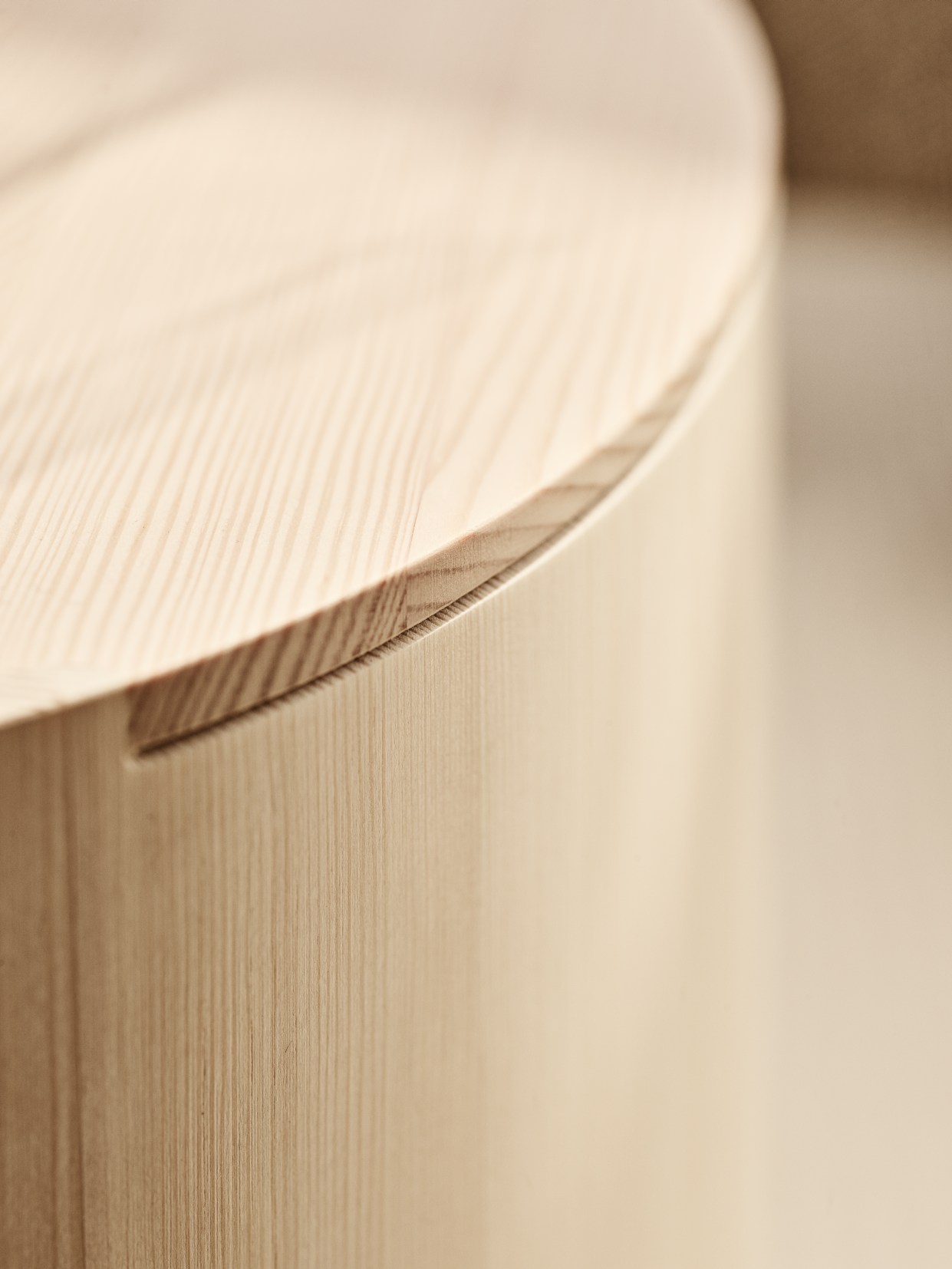 Detailaufnahme: Heller Holz-Hocker, vermutlich Fritz Hansen Taburet, zeigt feine Holzmaserung und Verarbeitung.