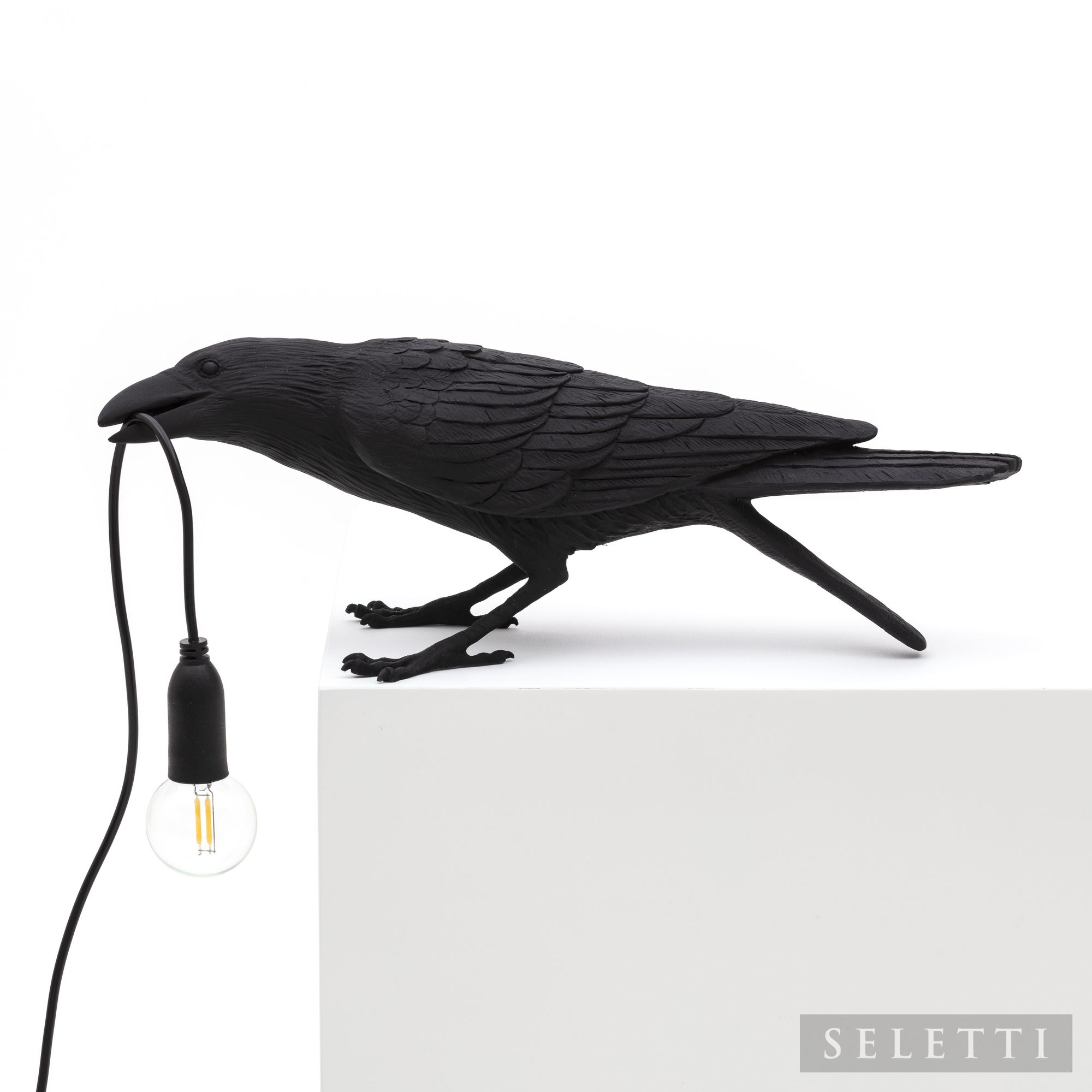 Schwarze Bird Lamp Playing Leuchte von Seletti: Rabe hält Glühbirne im Schnabel. Design Lampe.