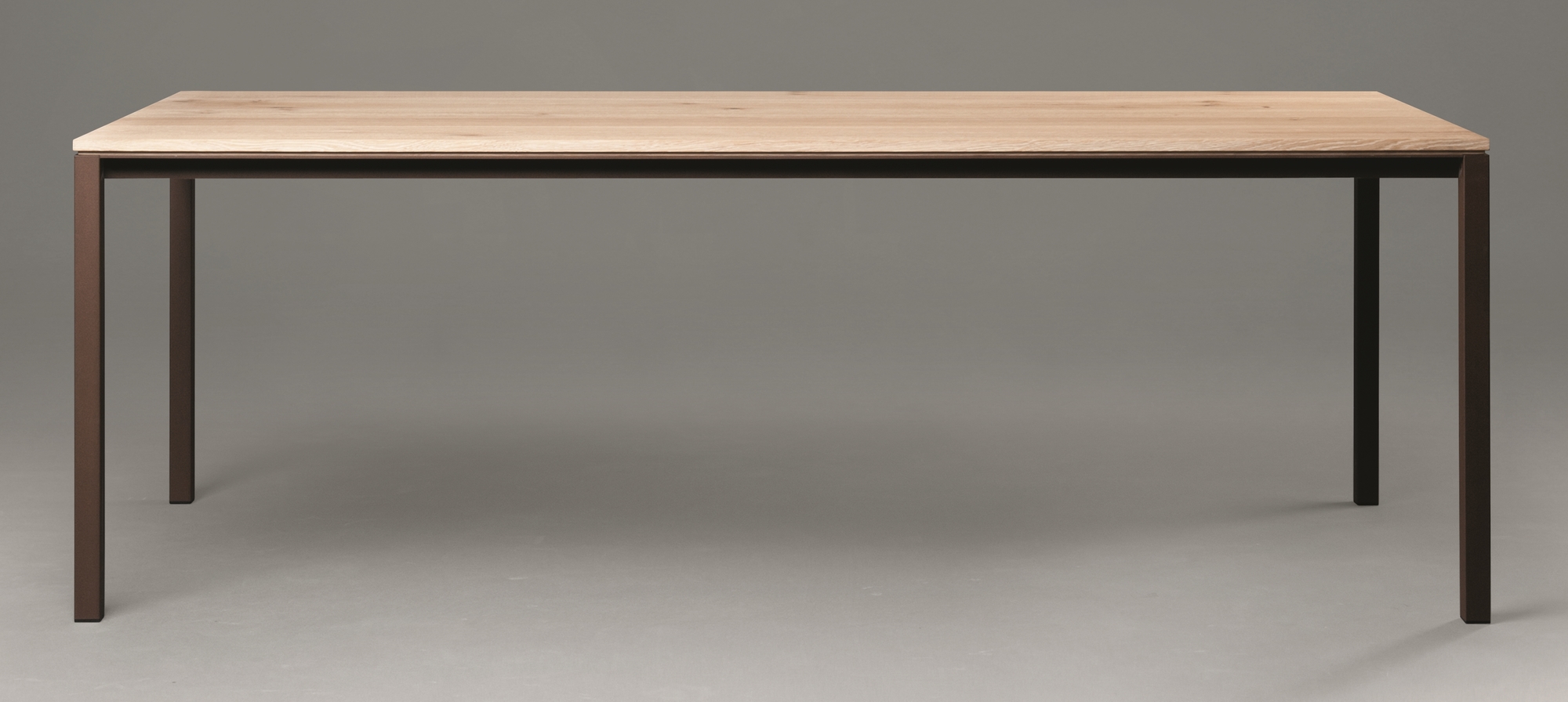 Janua S 600 Tisch mit Eichenplatte und braunem Metallgestell, moderner Esstisch für Esszimmer.