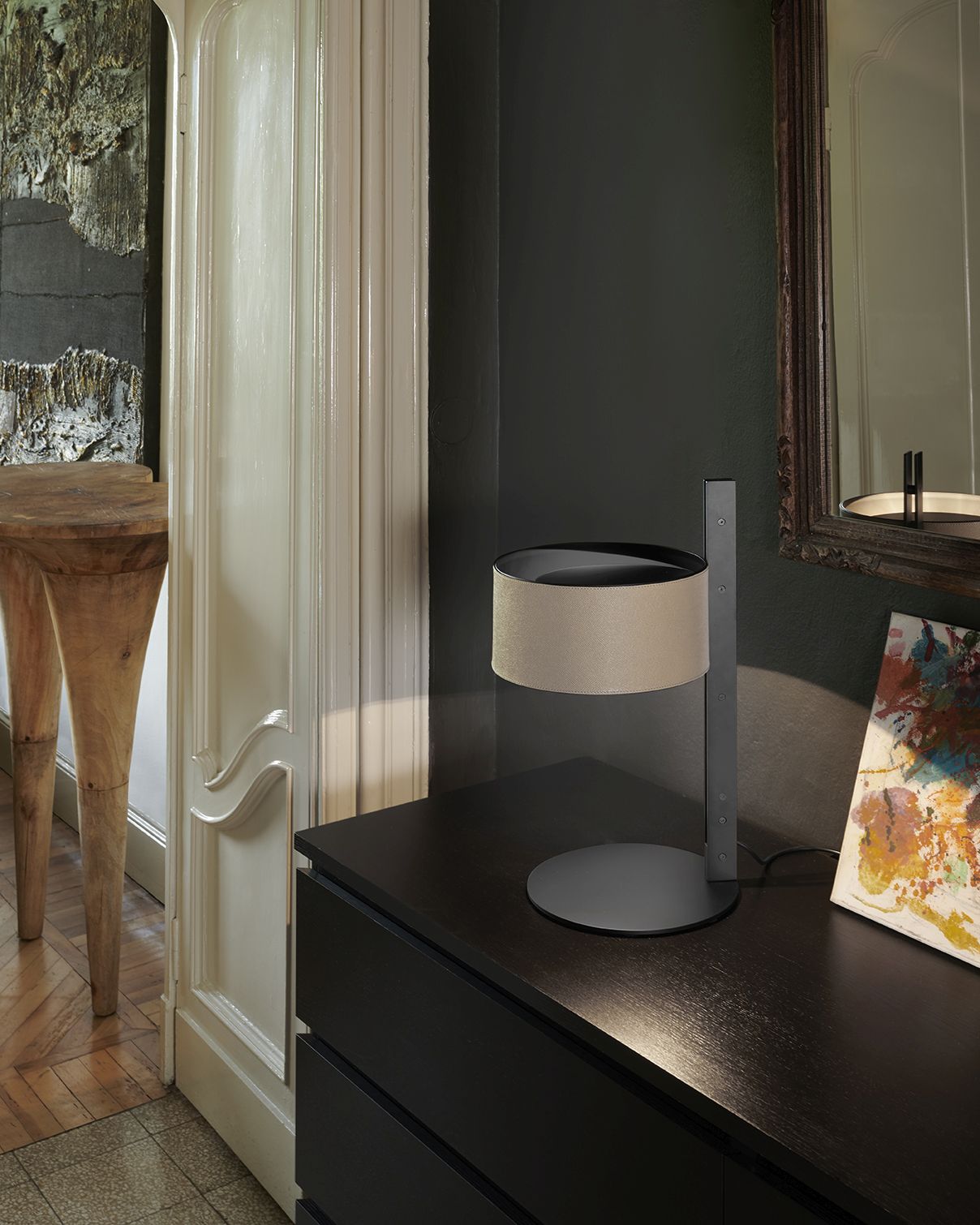 Parallel 296 Tischleuchte von Oluce auf dunkler Kommode, modernes Design mit beigem Lampenschirm.