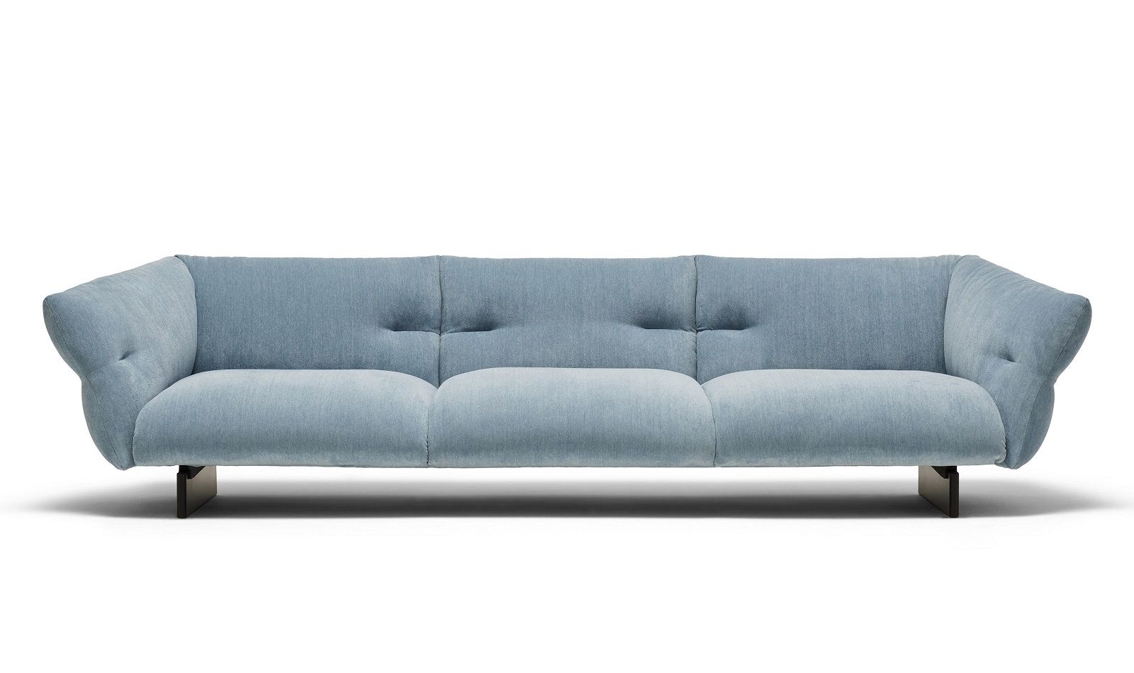 Moncloud Sofa von Cassina, hellblaues, modernes Design Sofa mit drei Sitzen.