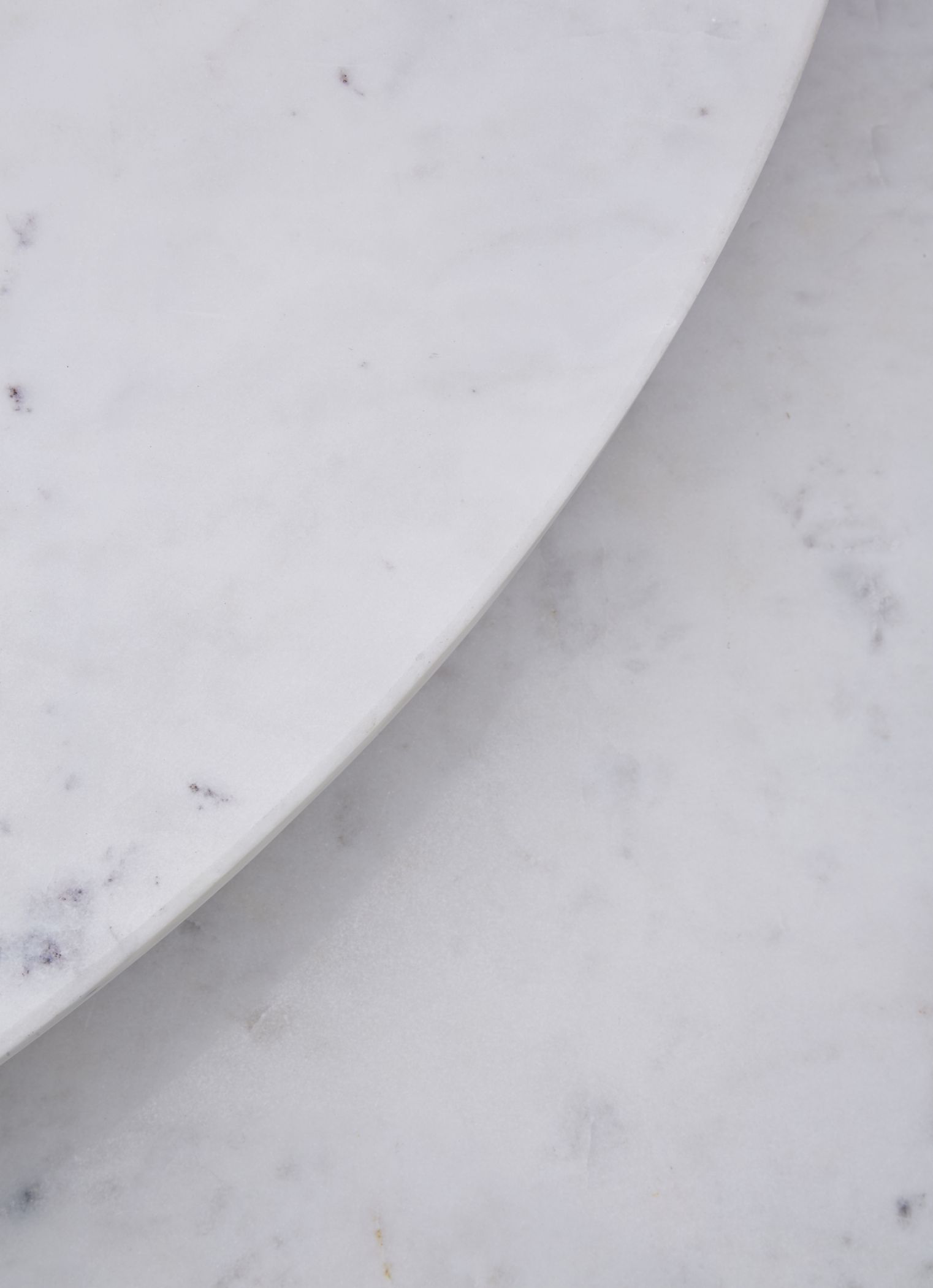 Detailaufnahme der Marmorplatte des Screw Side Table von Tom Dixon, Kieselmarmor.