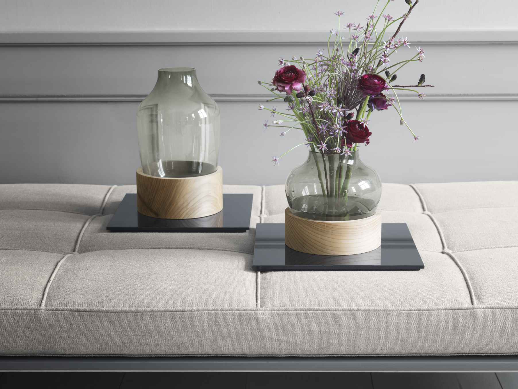 Nahaufnahme der PK80 Liege von Fritz Hansen mit Vasen als Dekoration. Designermöbel für Wohnzimmer.