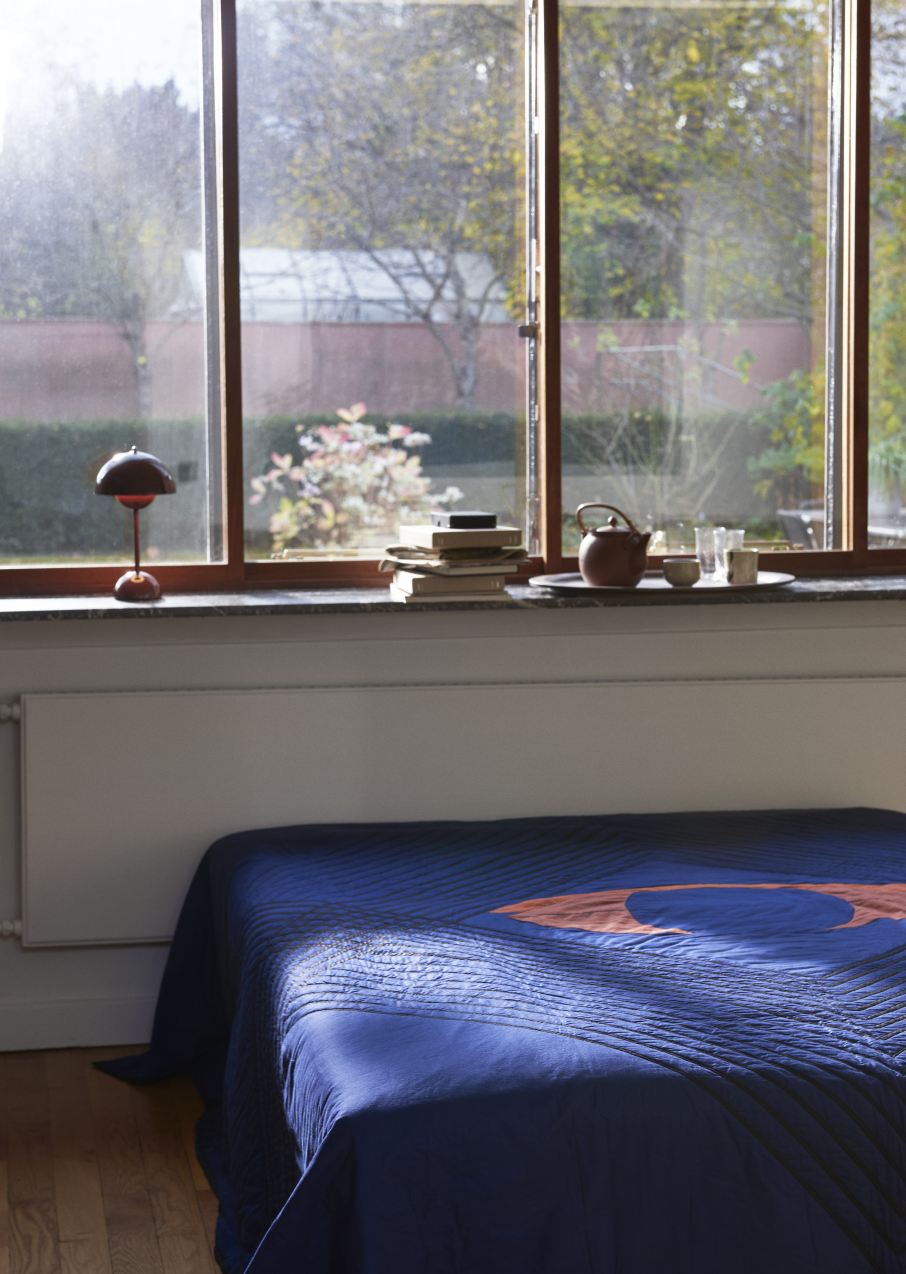 AndTradition Tray SC64-SC65: Serviertablett aus Eiche auf einer Fensterbank mit Teekanne und Gläsern.