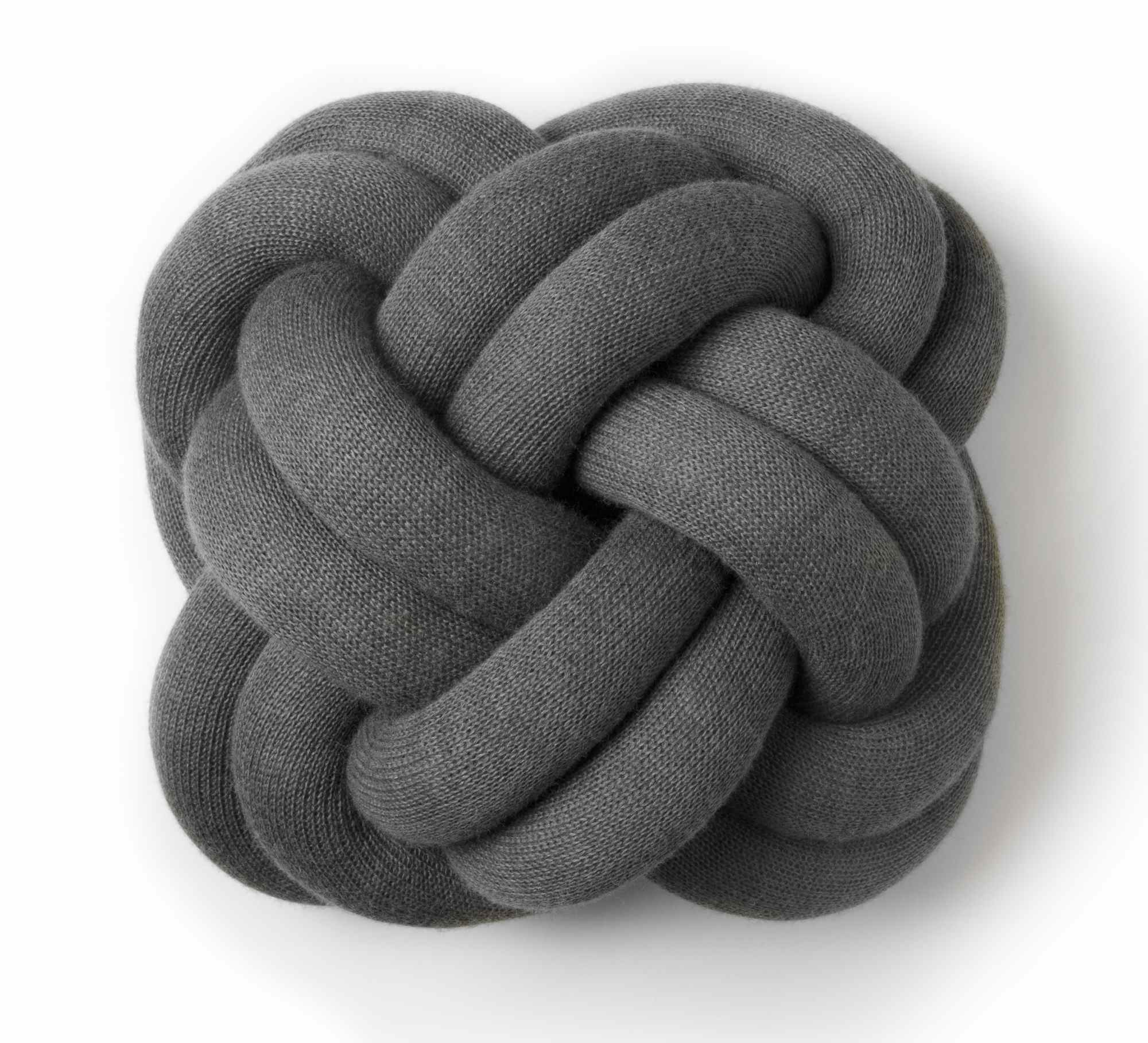 Graues Knot Kissen von Design House Stockholm, dekoratives Strickkissen in Knotenform.