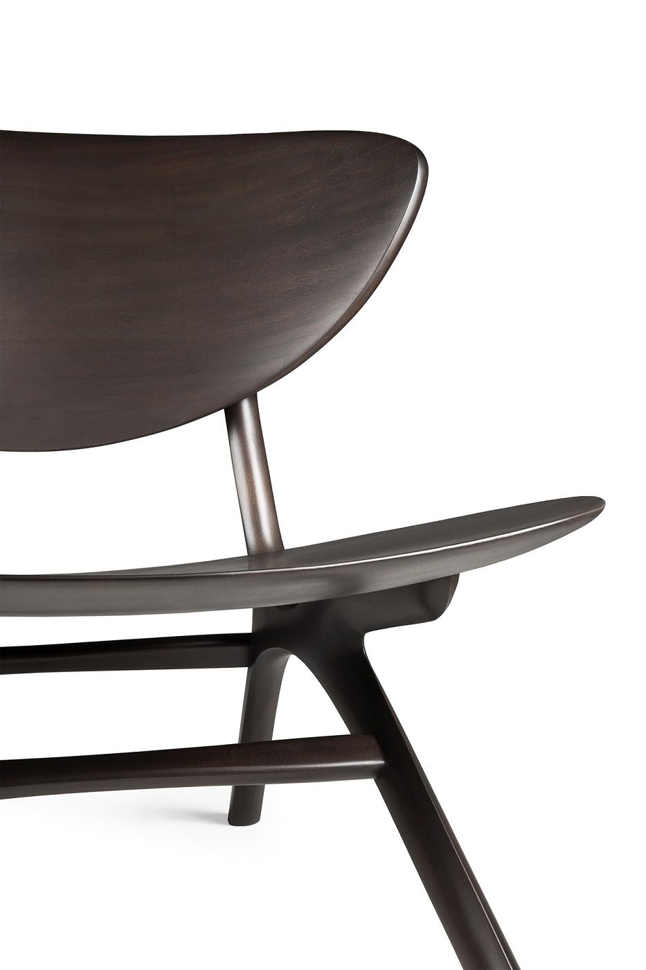 Detailaufnahme: Ethnicraft Eye Loungesessel aus Mahagoni, modernes Design, bequemer Sessel für Wohnzimmer.