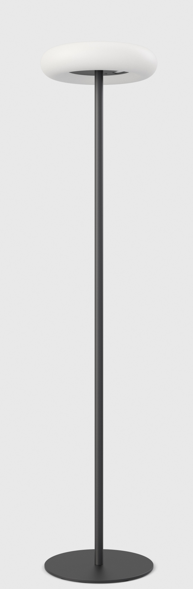 Schwarze Oto Stehleuchte von Belux mit rundem Fuß und hellem, weißem Licht (4000 K).