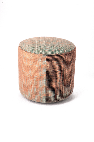 Nanimarquina Shade Outdoor Pouf Hocker 3A, runder Sitzhocker für den Außenbereich, Textil in Orange und Grün.
