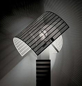 Shogun Tischleuchte von Artemide: Design-Lampe mit schwarzem, perforiertem Schirm und hellem Lichtschein.
