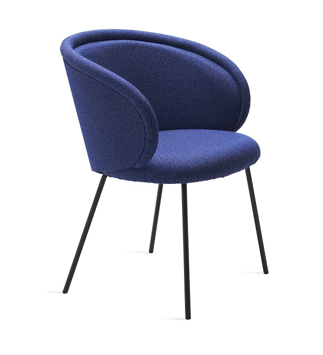 Blauer Ona Armchair von Freifrau Manufaktur mit Armlehnen und schwarzen Beinen. Designstuhl für Wohnzimmer.