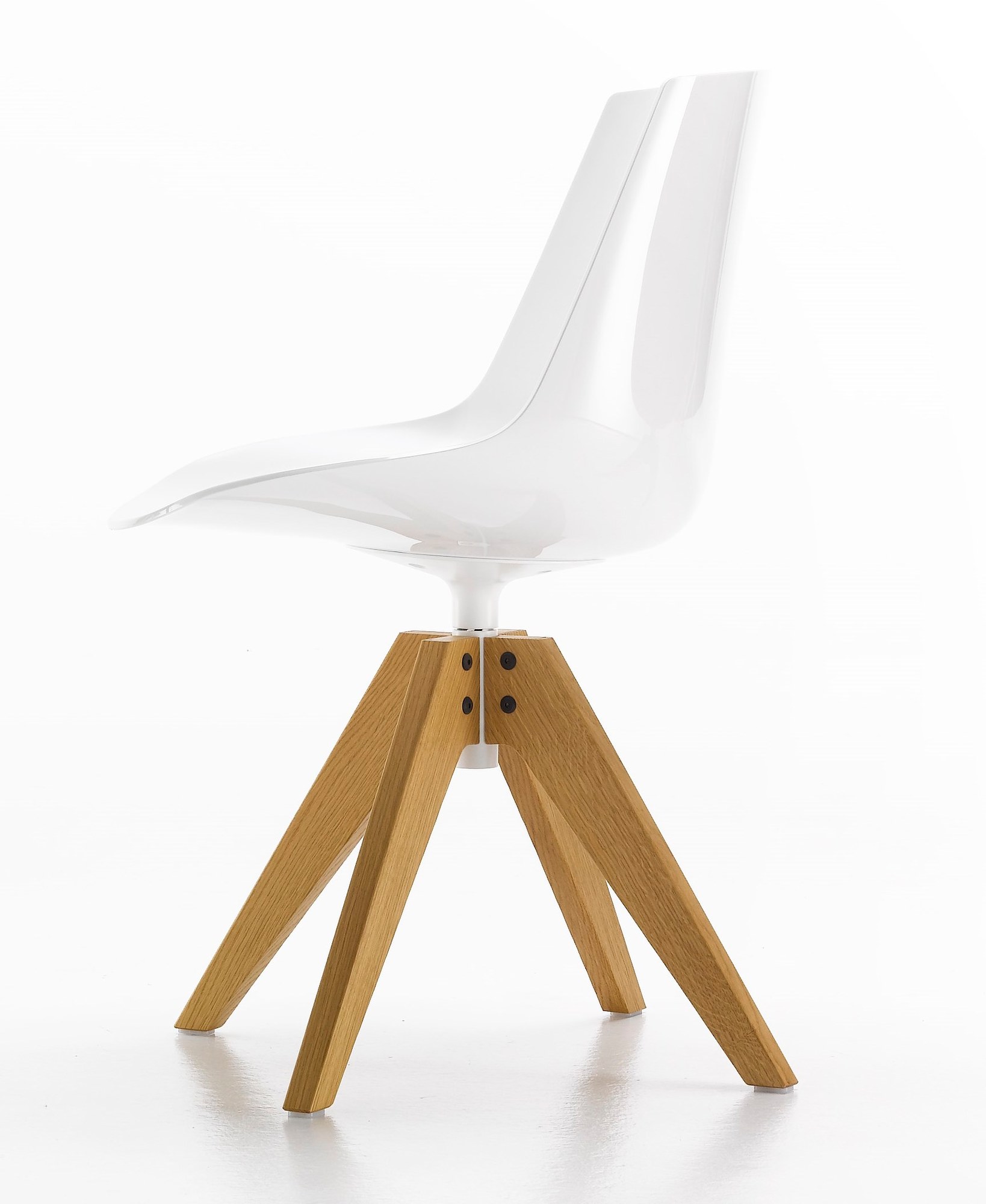 Weißer Flow Chair Stuhl mit Vierfußgestell aus Eiche, modernes Design für Esszimmer und Büro.