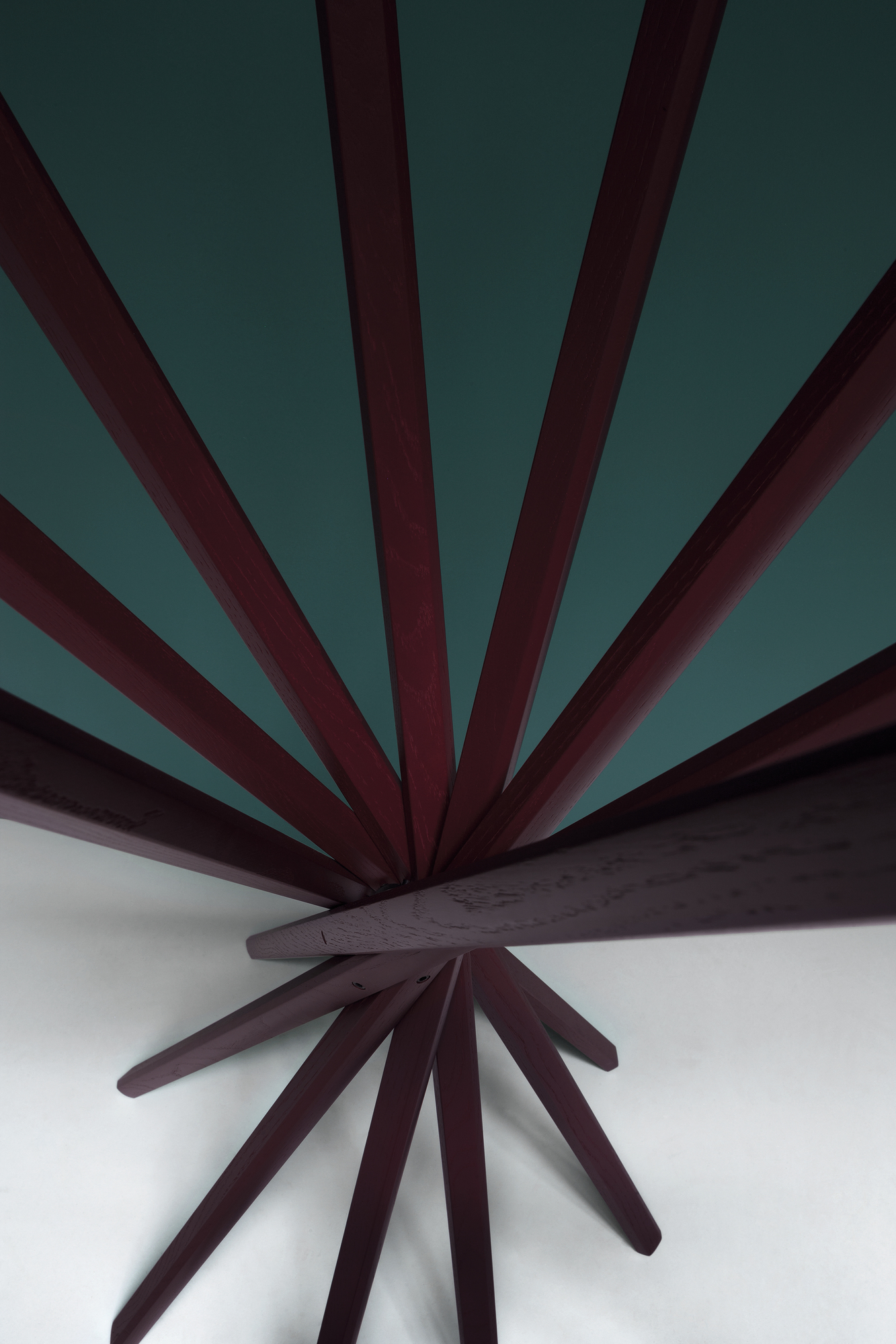 Detailaufnahme des Sciangai Kleiderständers von Zanotta, weiß lackiert, zeigt die Holzstruktur und das Design.